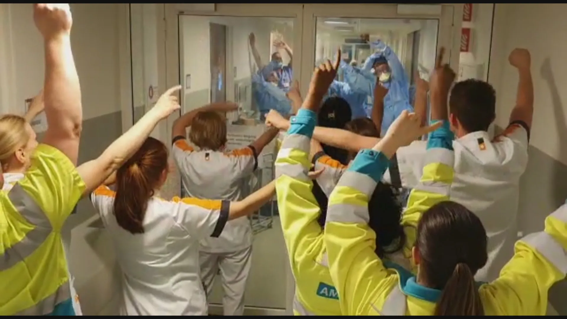 Zorgpersoneel Maasstad Ziekenhuis zingt elkaar hart onder riem toe