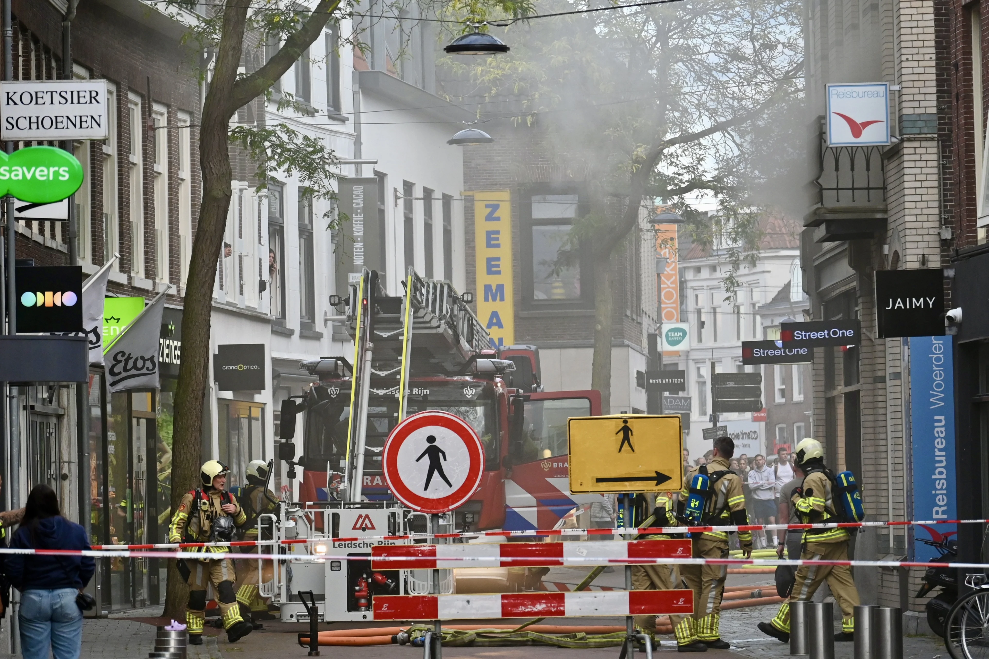 Zeer grote brand in oude binnenstad Woerden, 8 woningen ontruimd