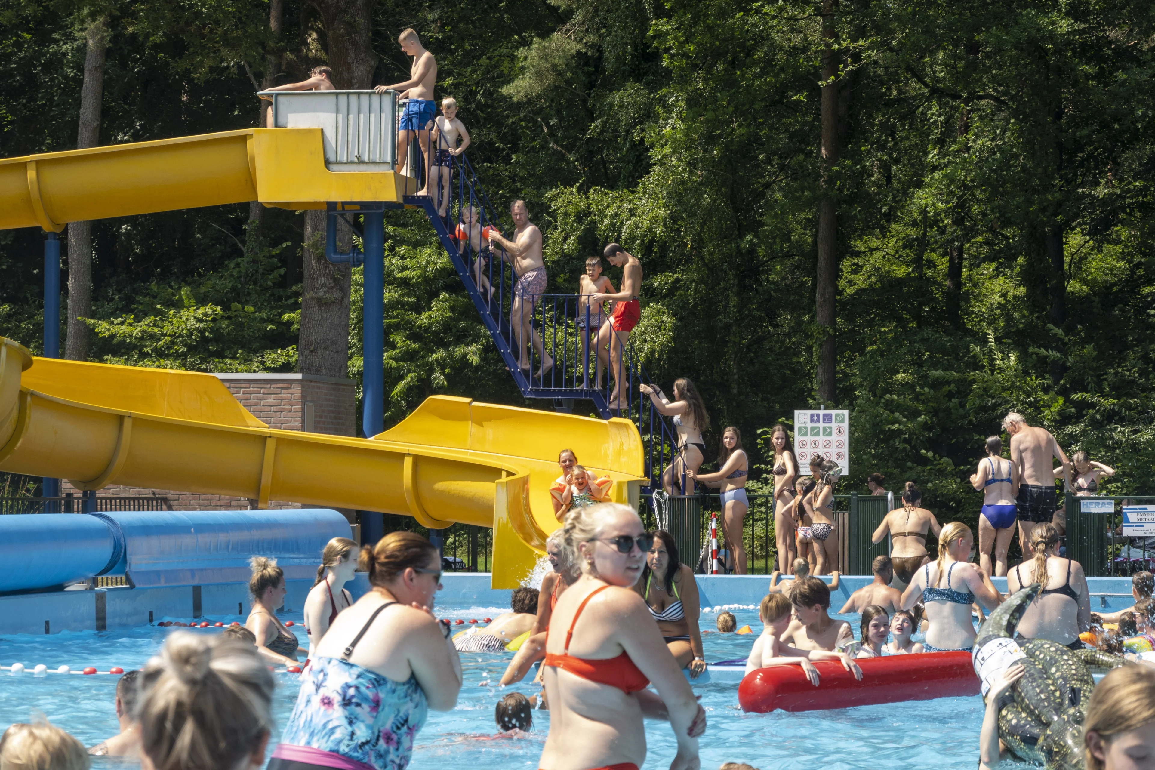 Tropisch weer is reddingsboei voor buitenzwembaden