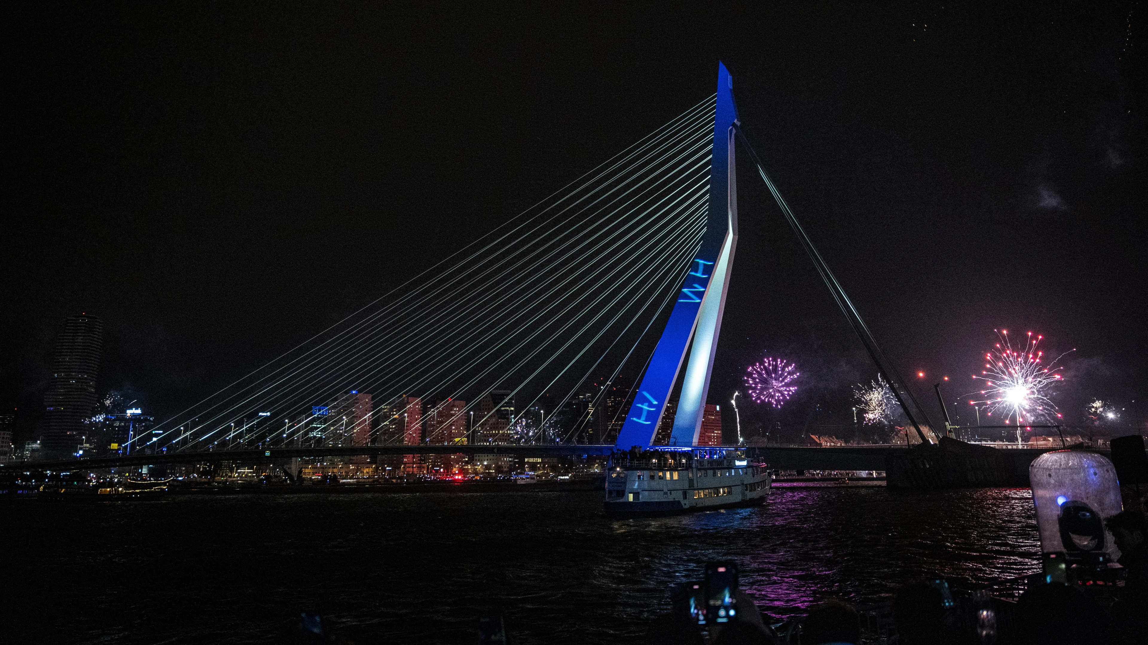 Racistische teksten te zien op Erasmusbrug tijdens jaarwisseling