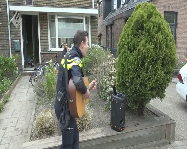 Zingende politieagent Thijs mag nieuwe gitaar niet aannemen van politie