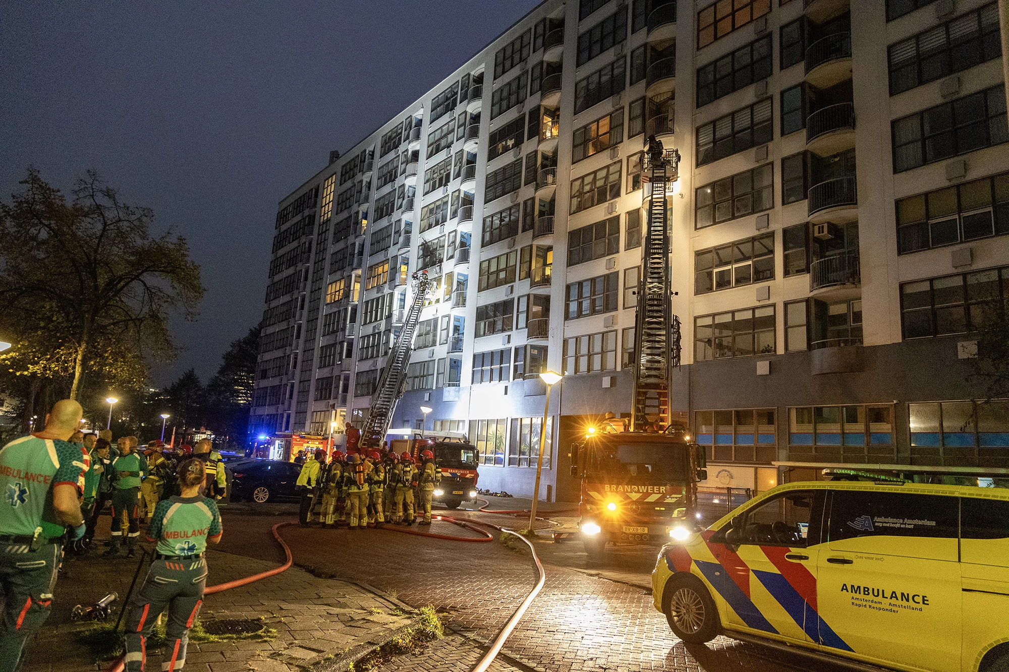 Zeer grote brand Amsterdam: 100 woningen ontruimd en 1 dode