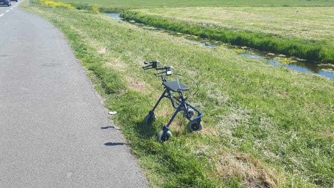 Zoekactie brandweer na aantreffen verlaten rollator bij sloot