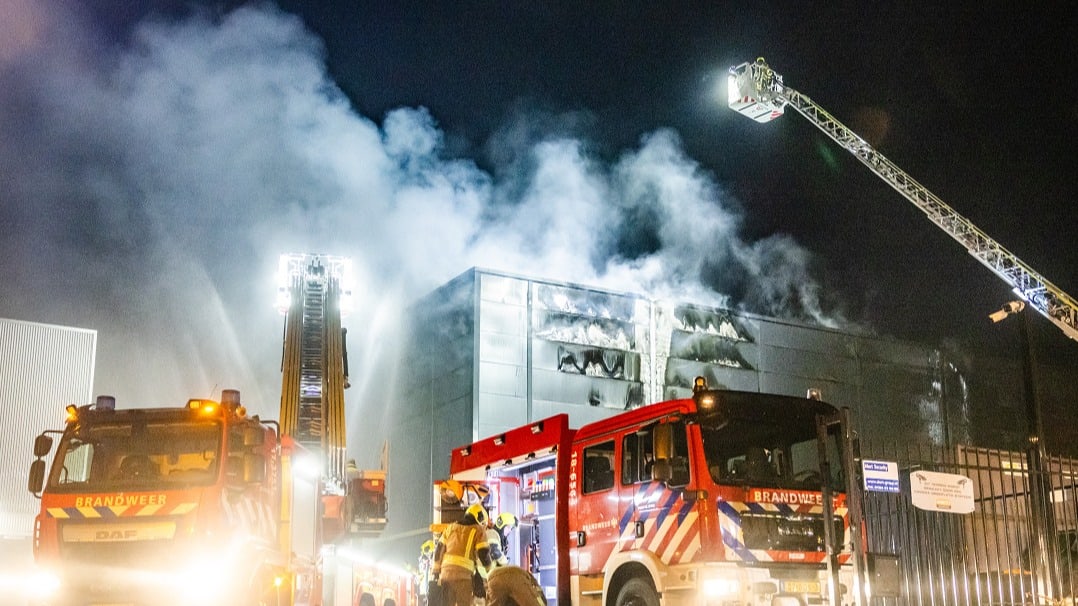 Grote brand Alblasserdam onder controle: A15 weer open