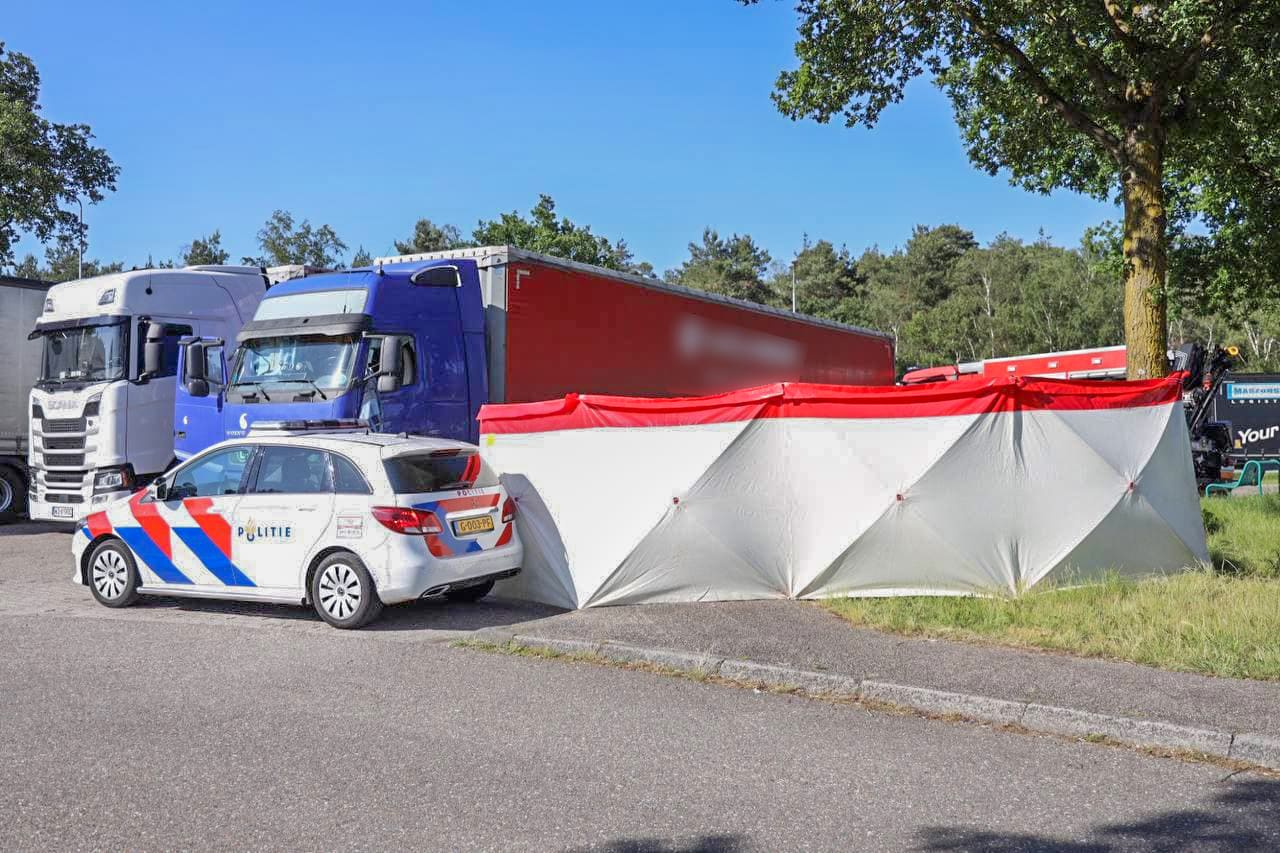 Omstanders slaan ruit vrachtwagen in en treffen overleden persoon aan