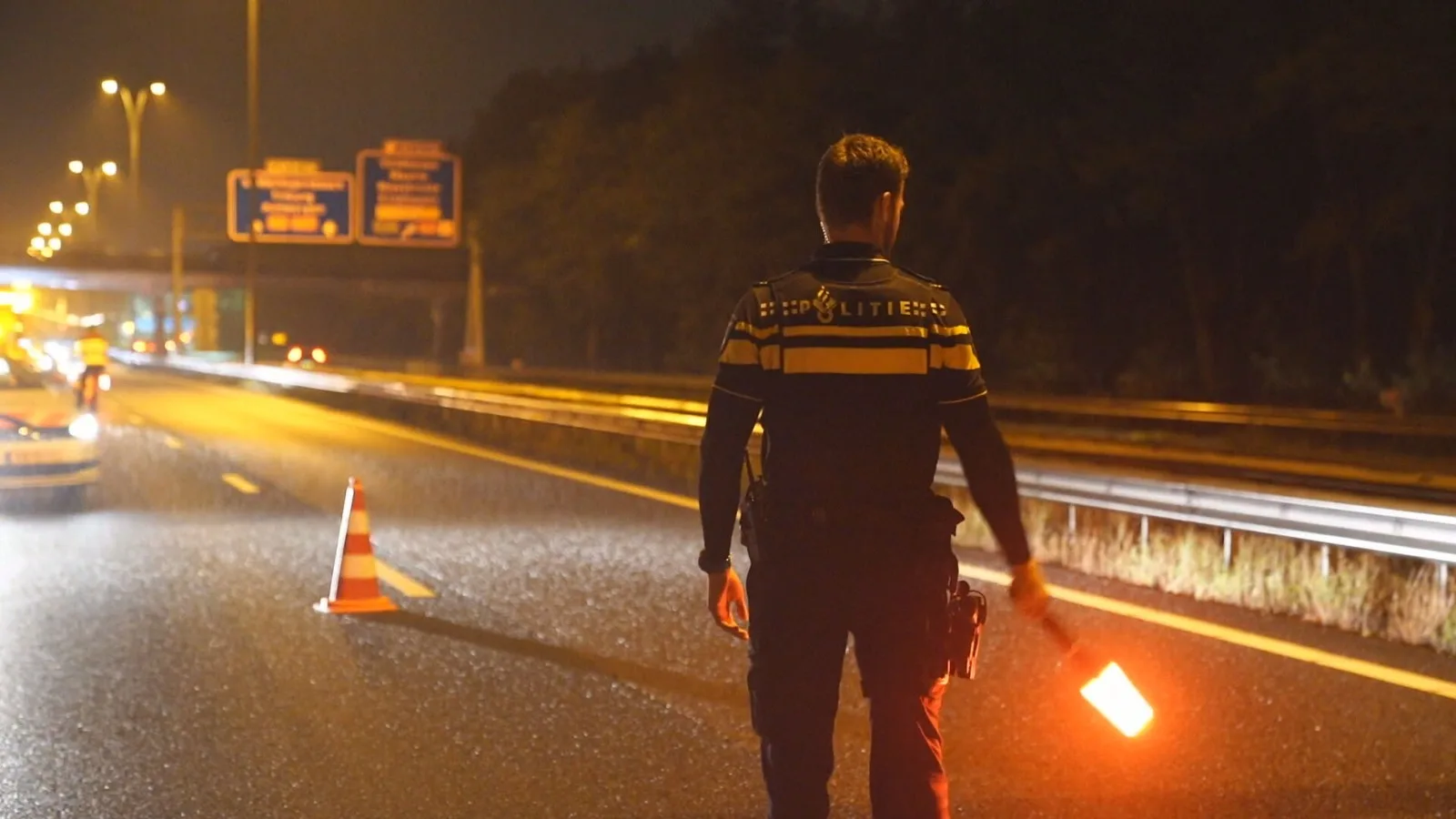 Auto ramt andere auto op vluchtstrook A67: twee gewonden