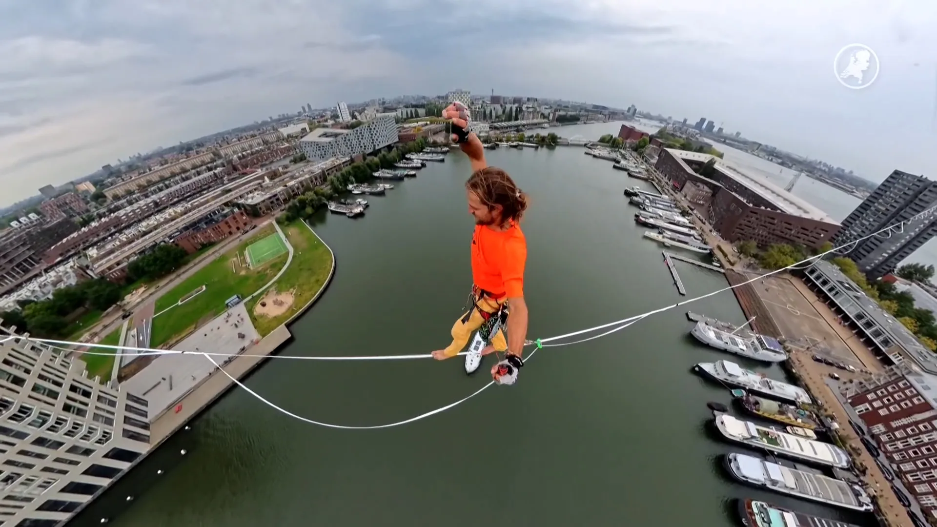 Wereldtop 'slackline lopen' vertoont kunsten in Amsterdam