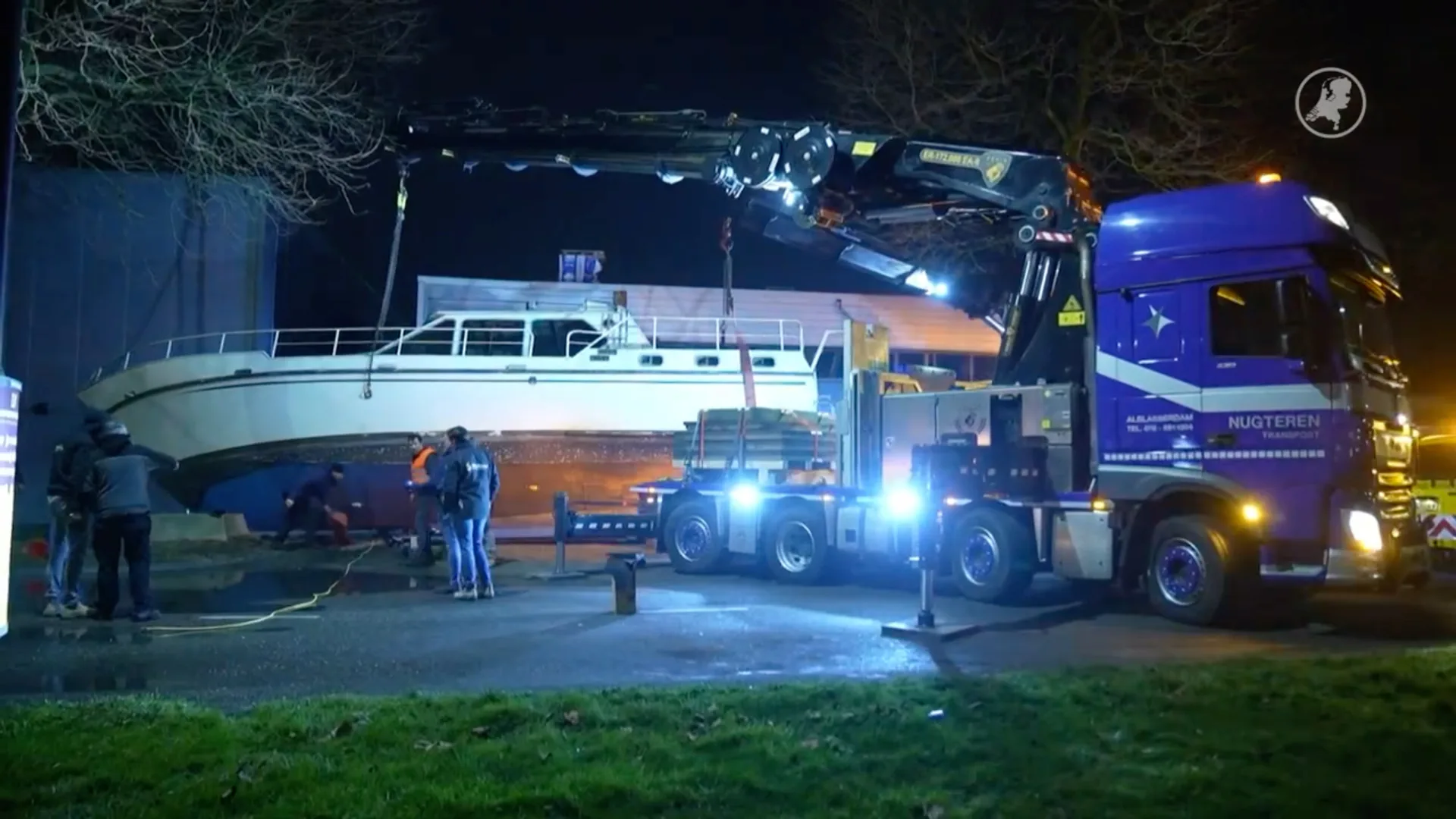 Jacht stort van trailer en blokkeert weg in Alblasserdam