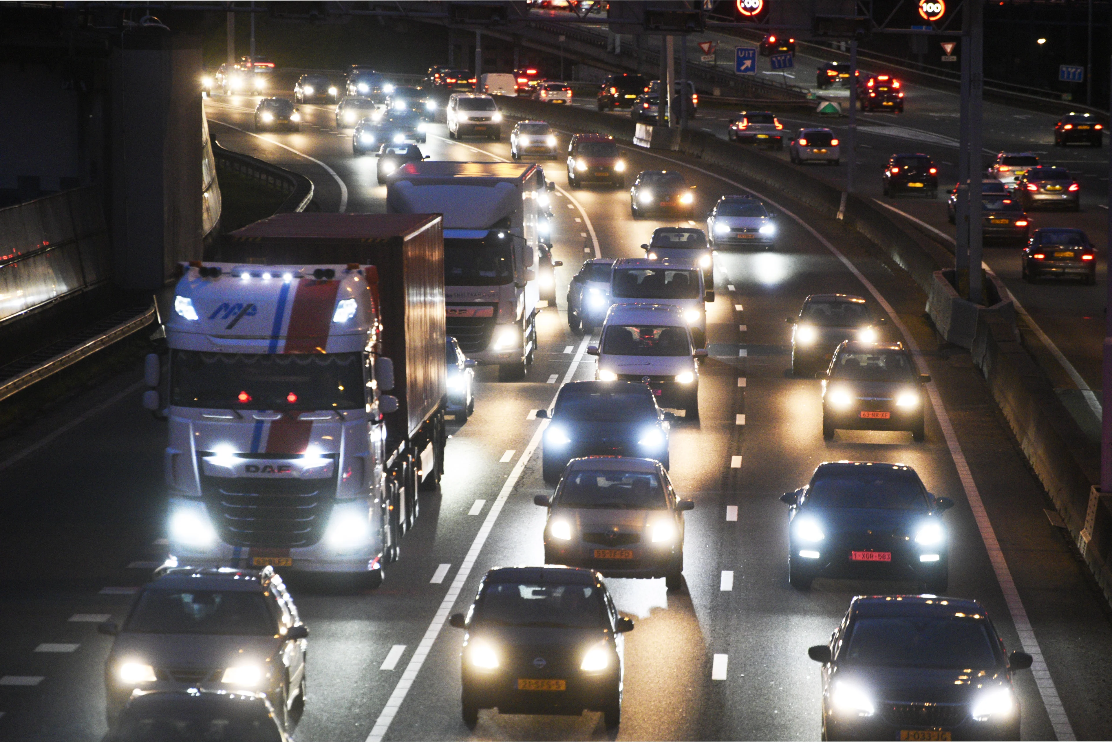 Rijkswaterstaat waarschuwt voor verkeerschaos door kerstdrukte en storm Pia