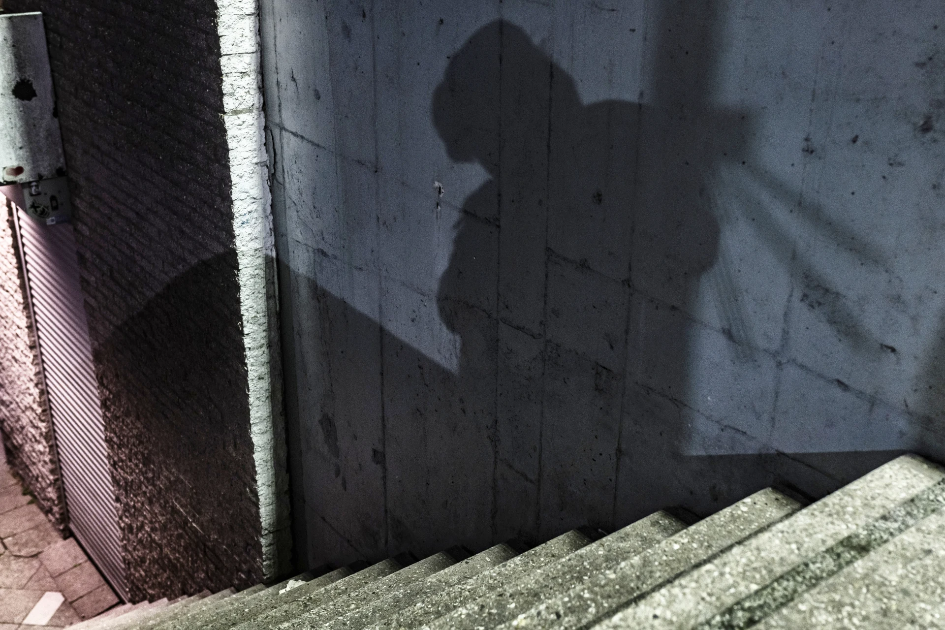 Laffe diefstal: 92-jarige man geduwd en beroofd nadat hij probeert te helpen