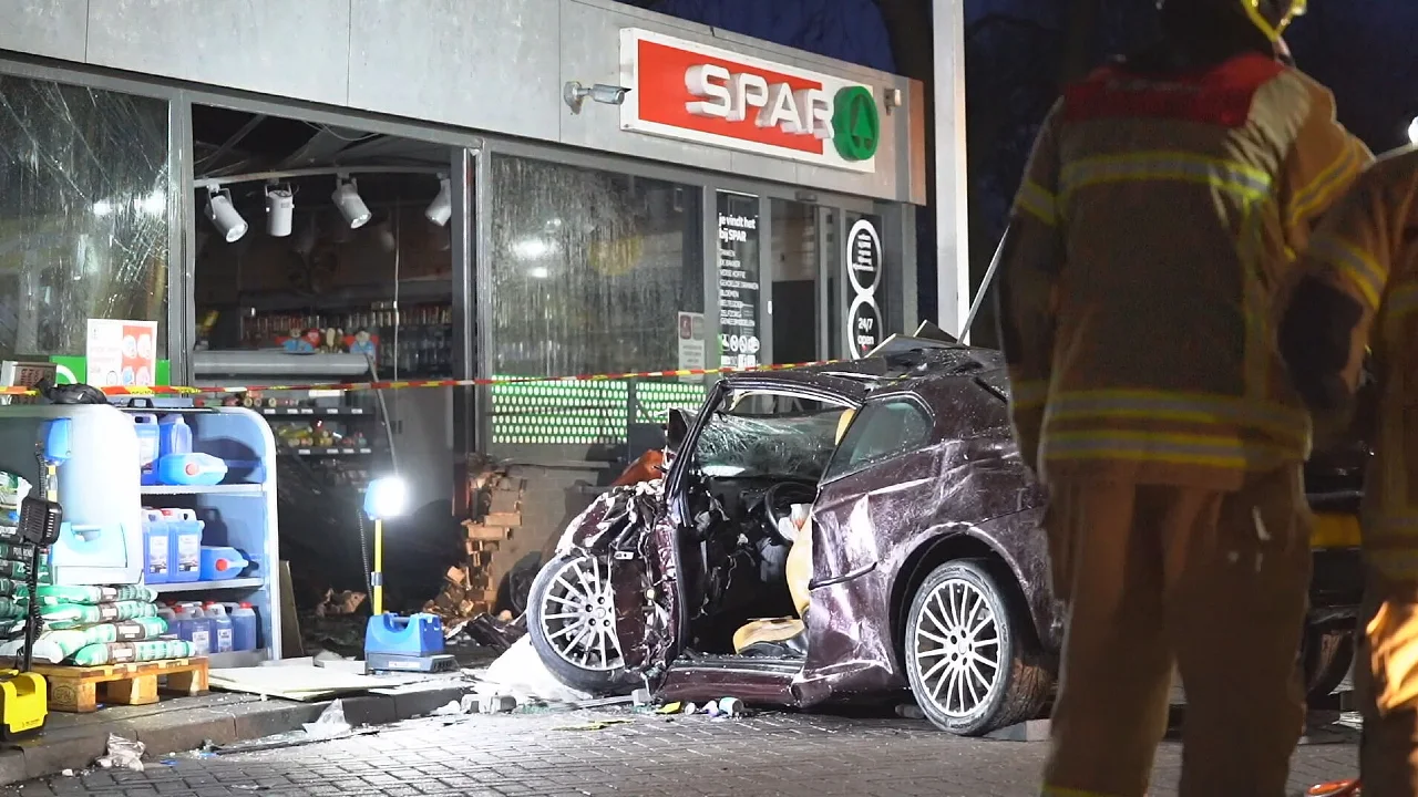 Auto rijdt tankstation langs A29 binnen en richt enorme ravage aan