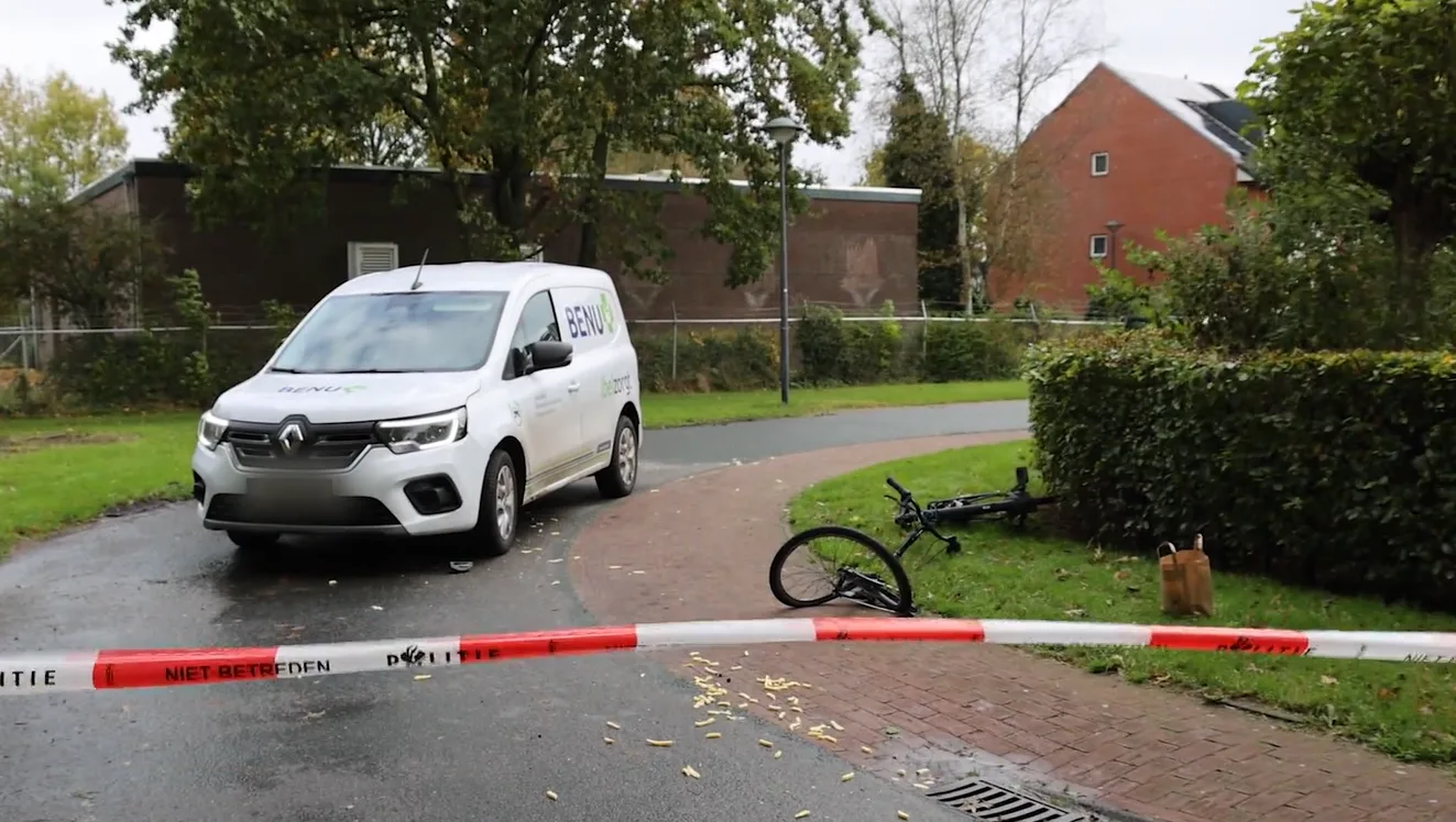 Fiets breekt doormidden na botsing met auto in Leek