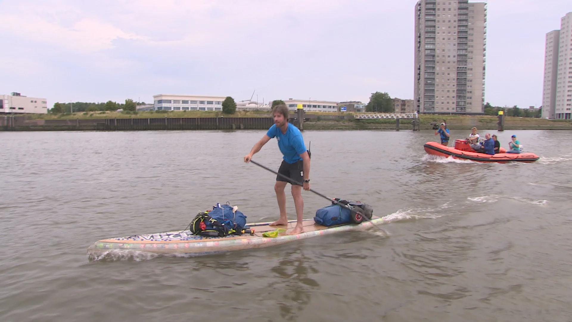 Een flinke uitdaging: Nederlander Merijn surft van Londen helemaal naar Parijs