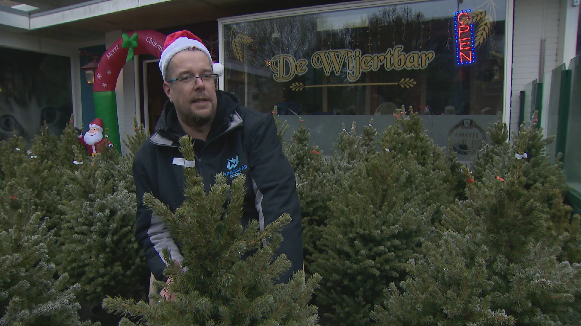 Groningse ondernemers delen gratis kerstbomen uit aan mensen die er zelf geen kunnen betalen