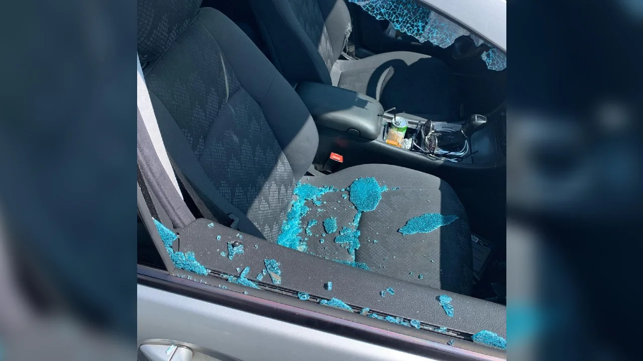 Drie kinderen gered uit snikhete auto bij Schiphol, eentje bewusteloos