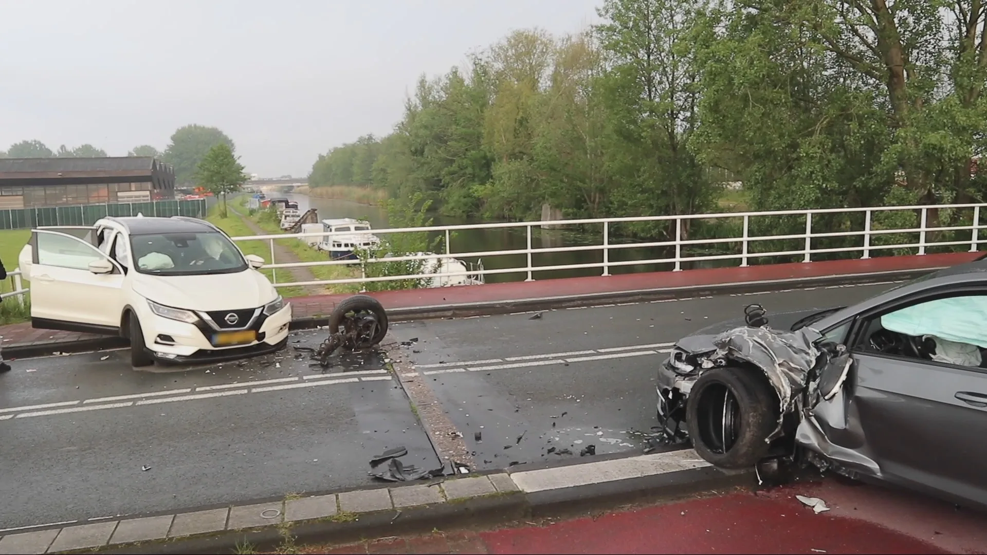 Zeven mensen gewond na ongeluk op brug in Maasland