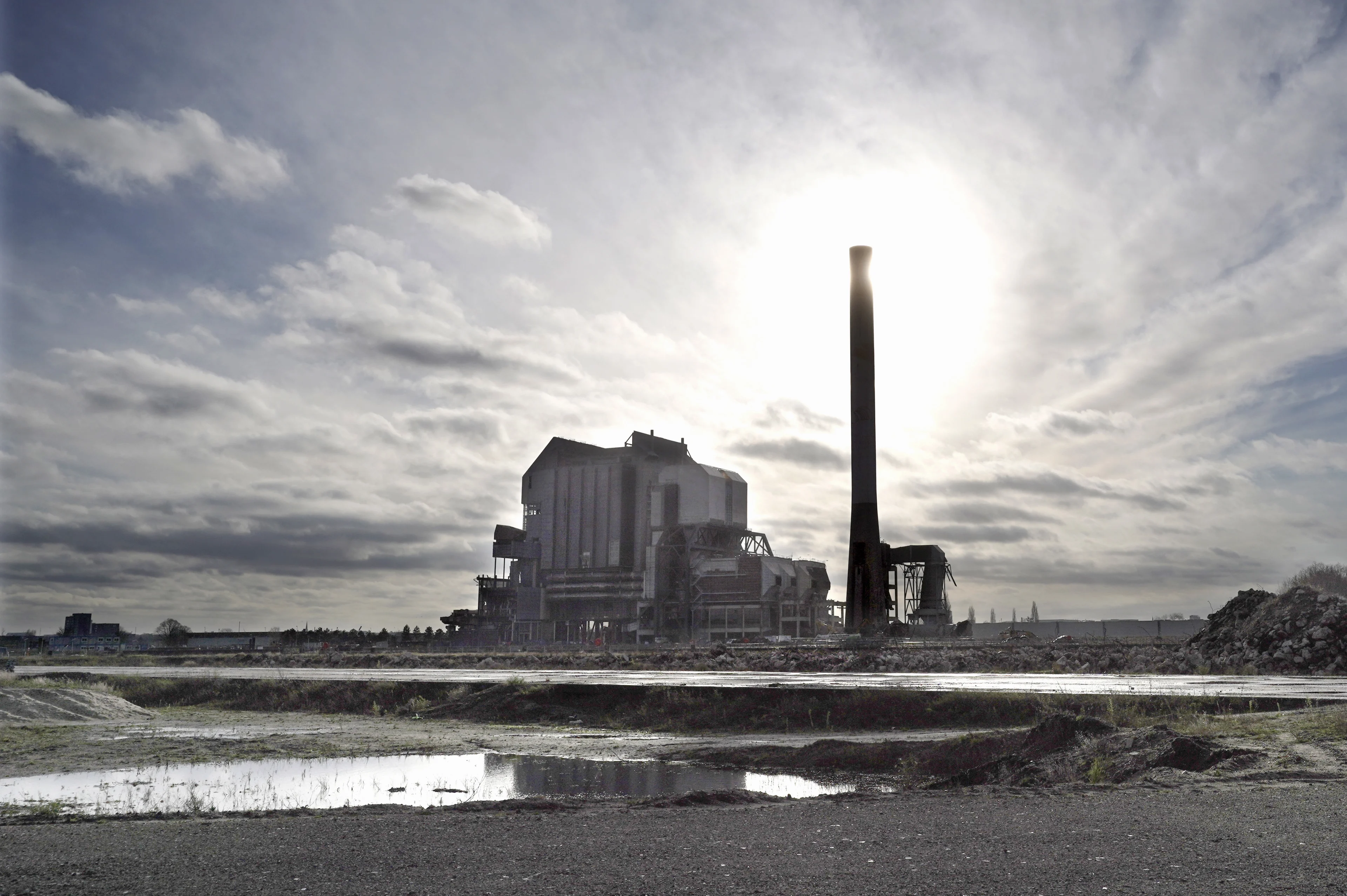 TERUGKIJKEN: 155 meter hoge schoorsteen met explosieven neergehaald
