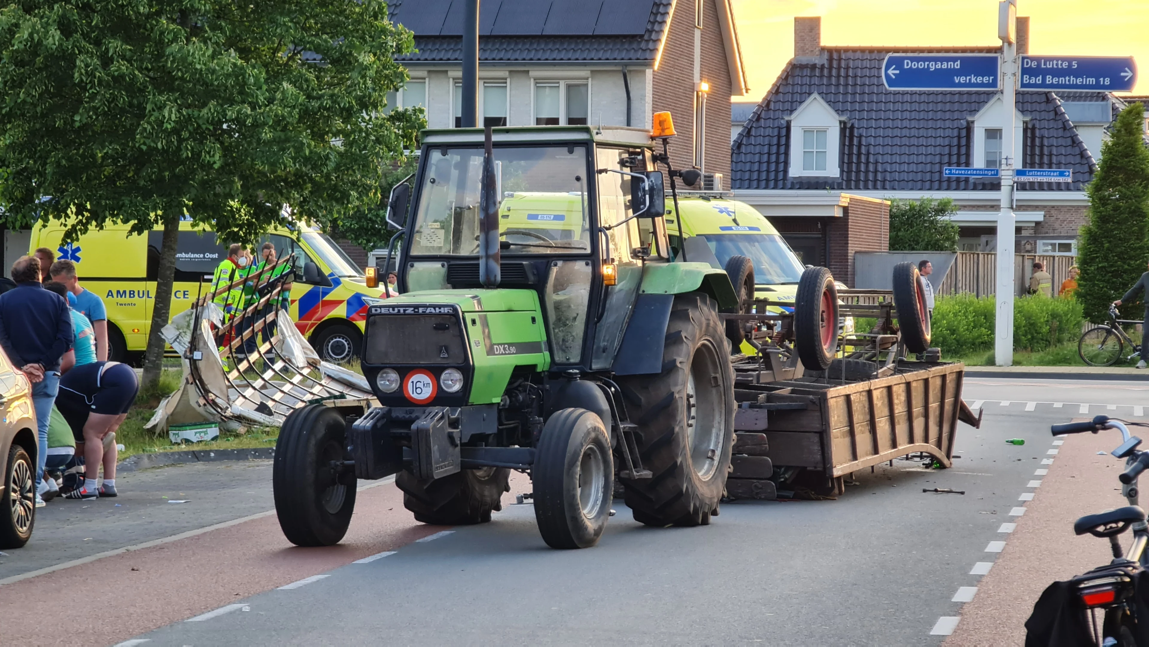 Platte wagen met voetbalteam erop kantelt in Losser, 20 gewonden