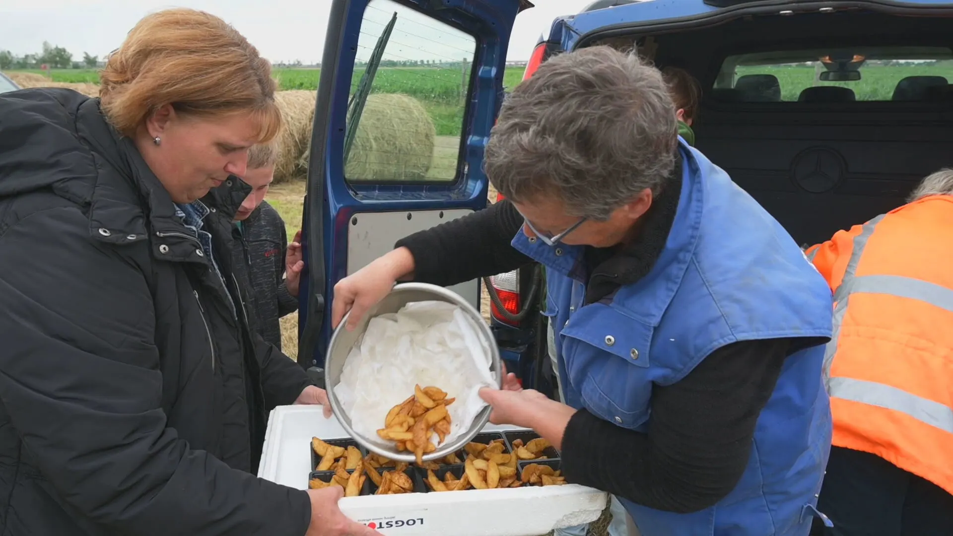 Boerenactie zorgt voor kilometers lange file op A2, boeren langs A59 delen friet uit