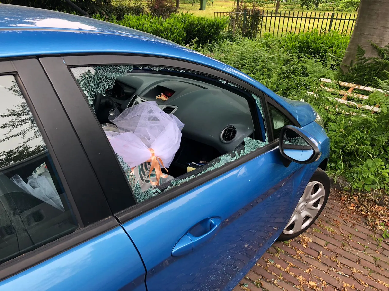 Pech voor kersvers bruidspaar: auto wordt tijdens huwelijksnacht leeggeroofd