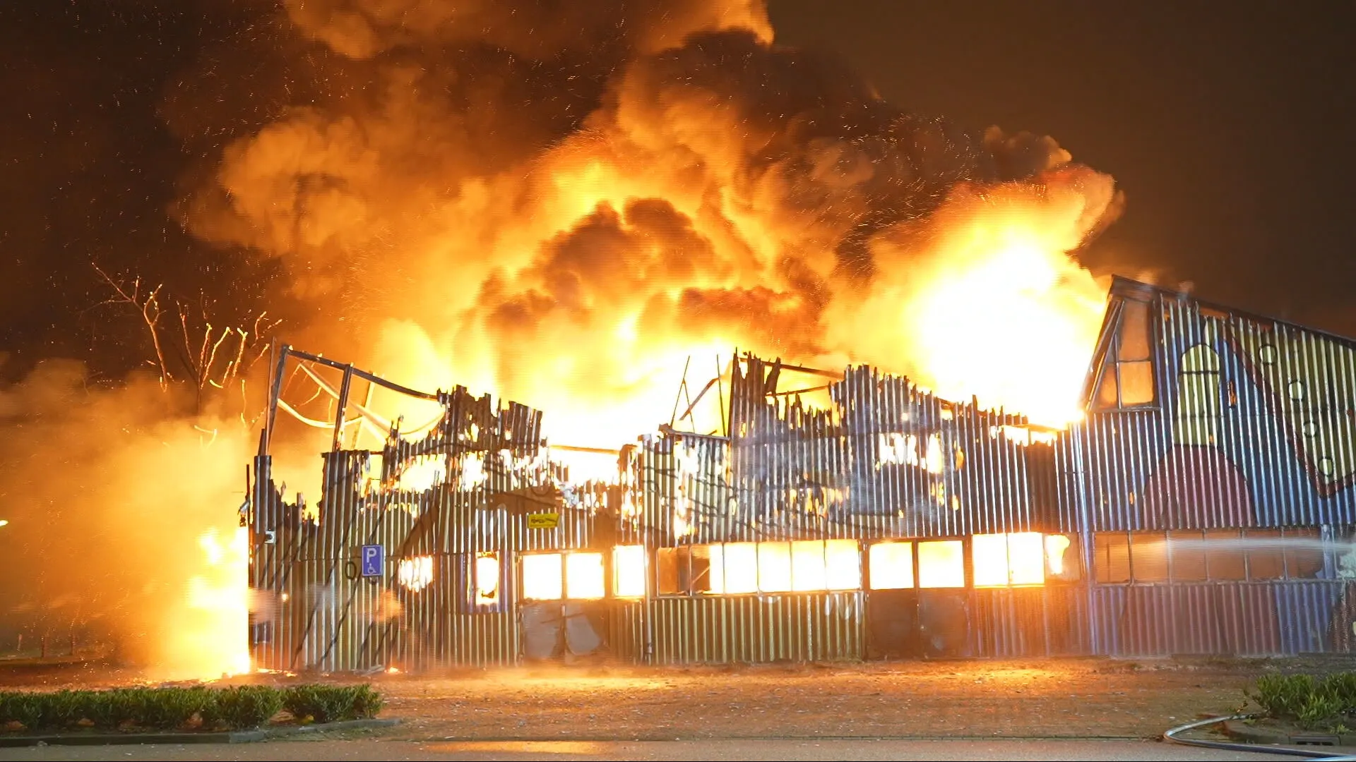 Asbest vrijgekomen bij grote brand voormalig schoenenmuseum Waalwijk 