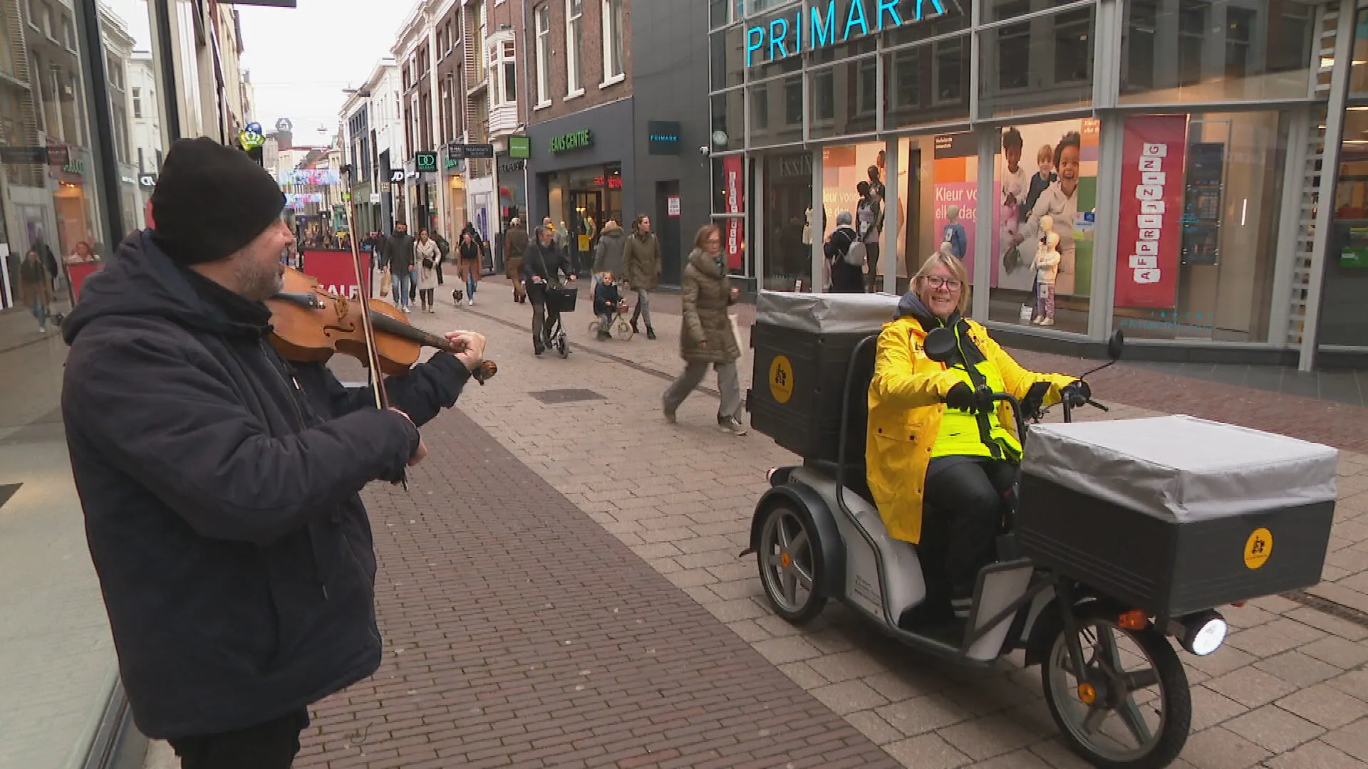 Marc en Jolanda bezorgen pakketjes met de scootmobiel: 'Genieten van de vrijheid'