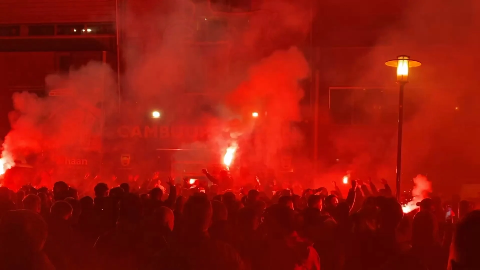 Honderden supporters bouwen feestje bij Cambuurstadion