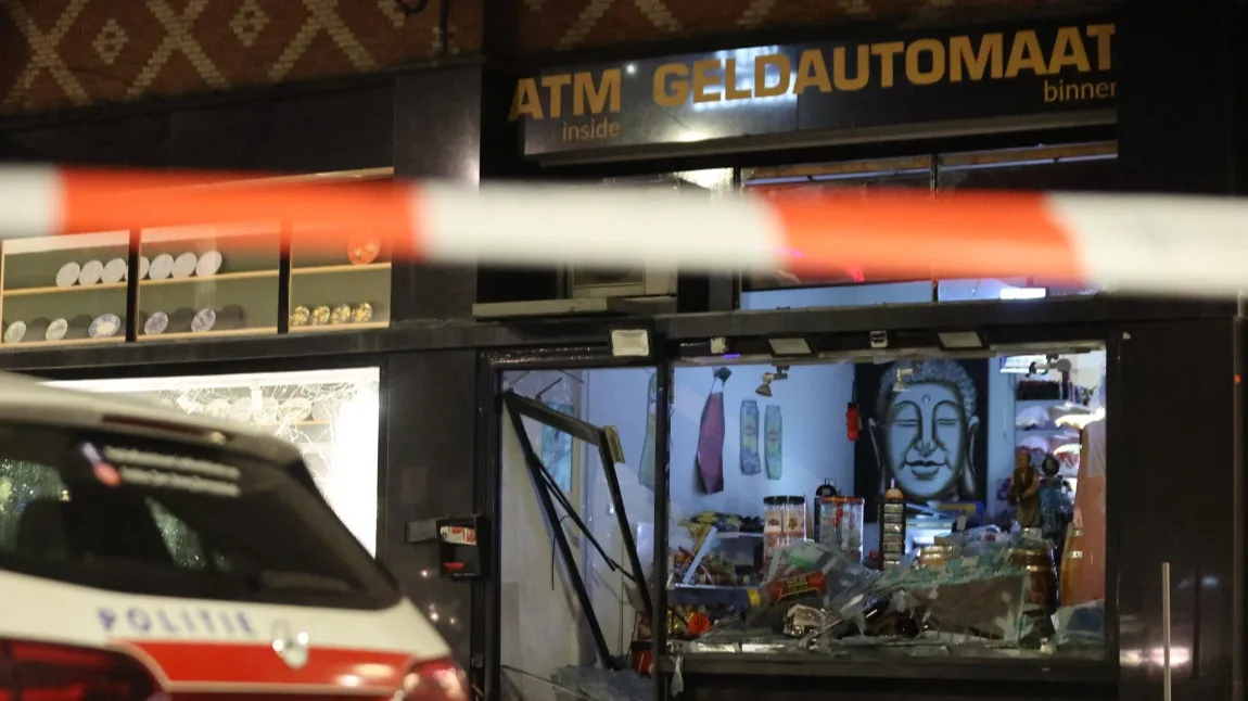 Drie winkels Den Haag zwaar beschadigd door explosie, straat vol met glas