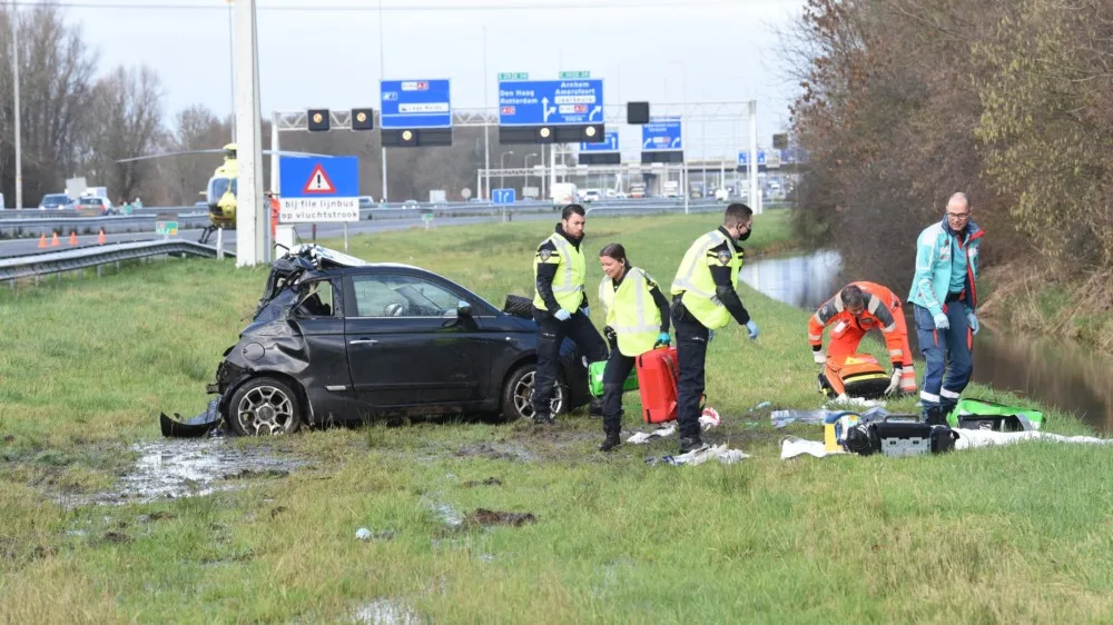 Dodelijk ongeval op A2 bij Nieuwegein, vrouw (29) komt om na aanrijding met vrachtwagen