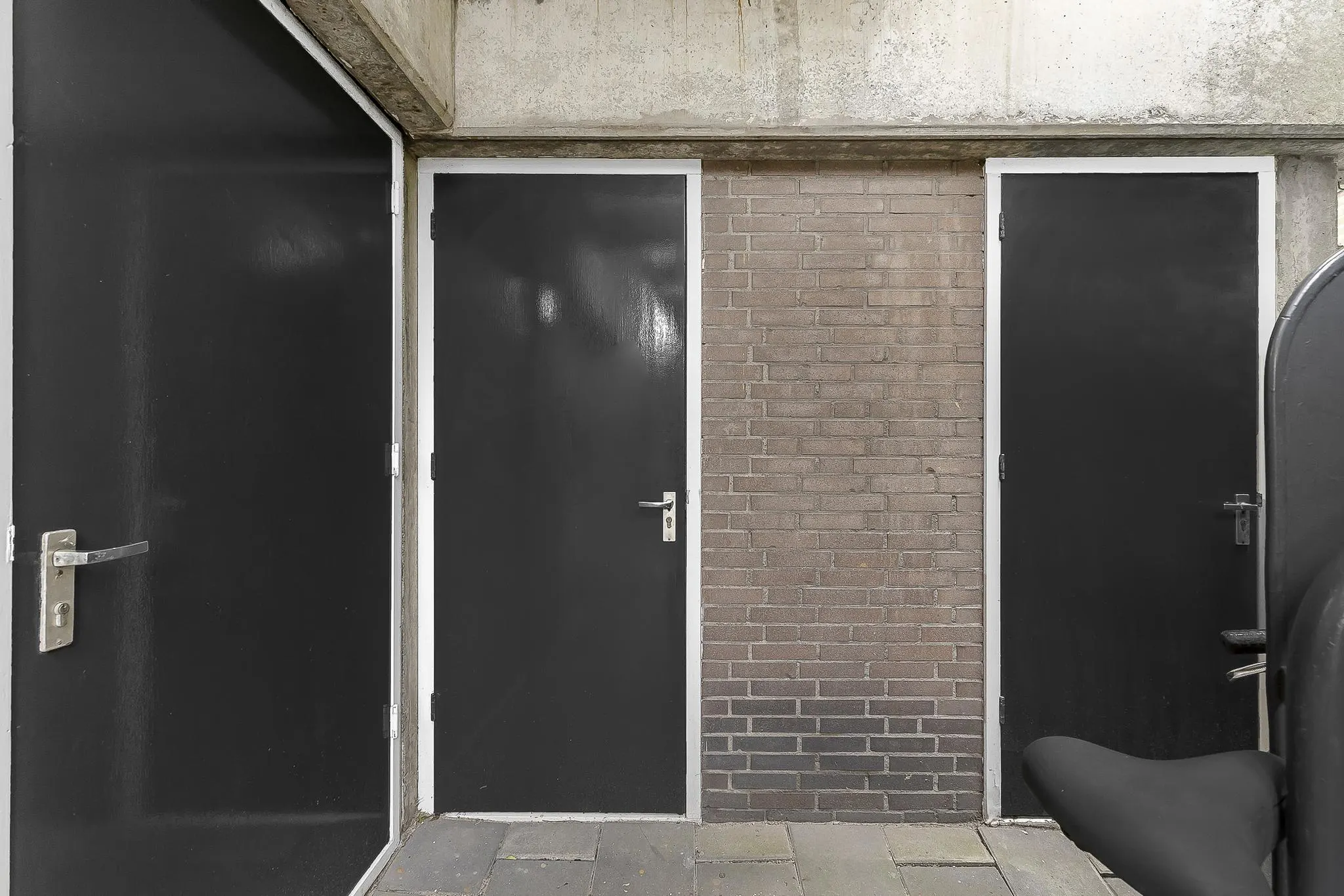 Woningtekort in een notendop: slaapbank, wastafel en minibadkamer op 14 m2, voor 2 ton