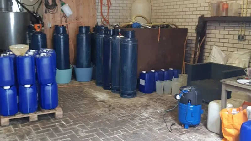 Groot drugslab gevonden in leegstaande boerderij bij Dalen