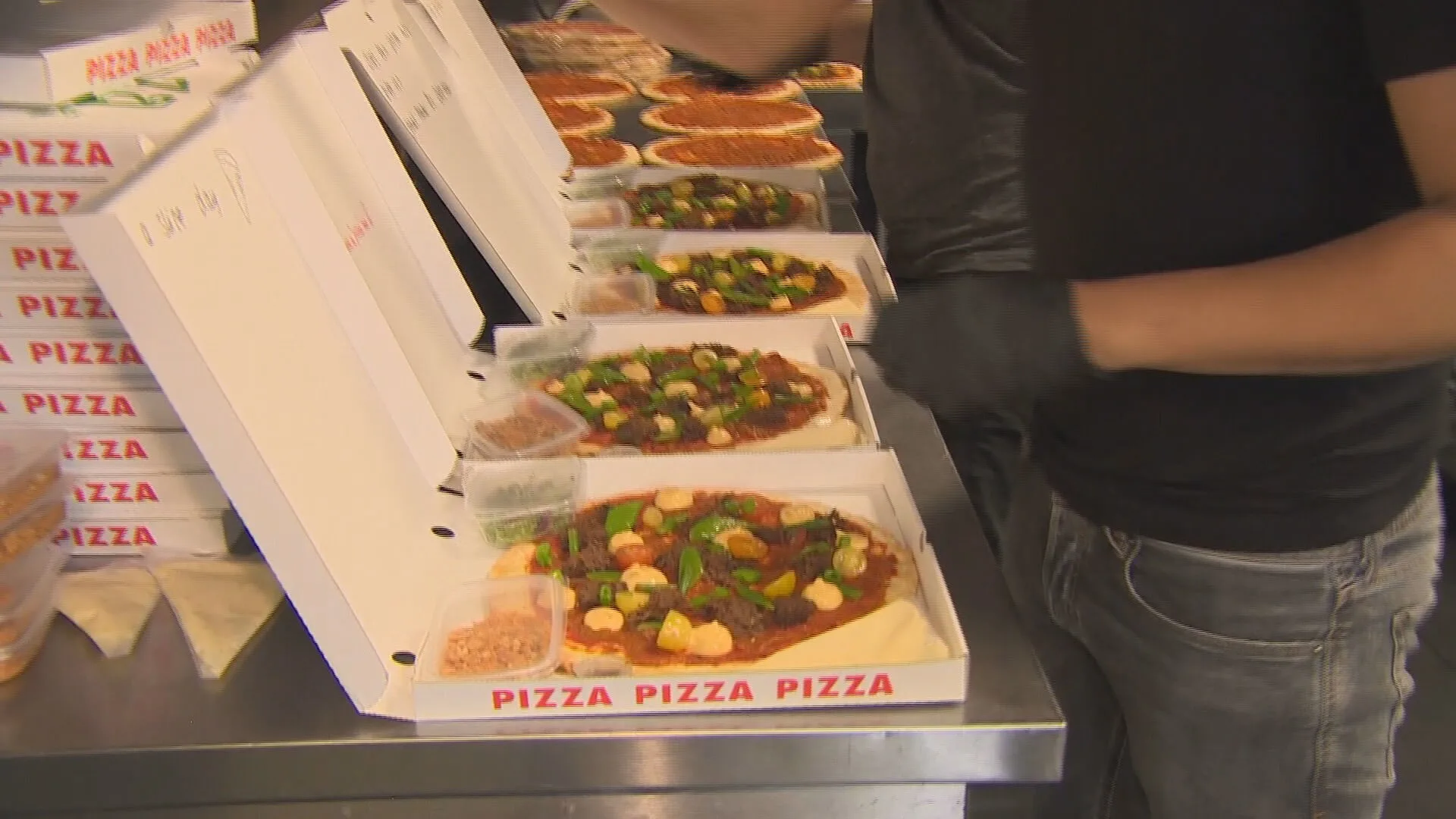 Sterrenchef Jermain de Rozario bakt nu pizza's: 'Positiviteit erin houden'