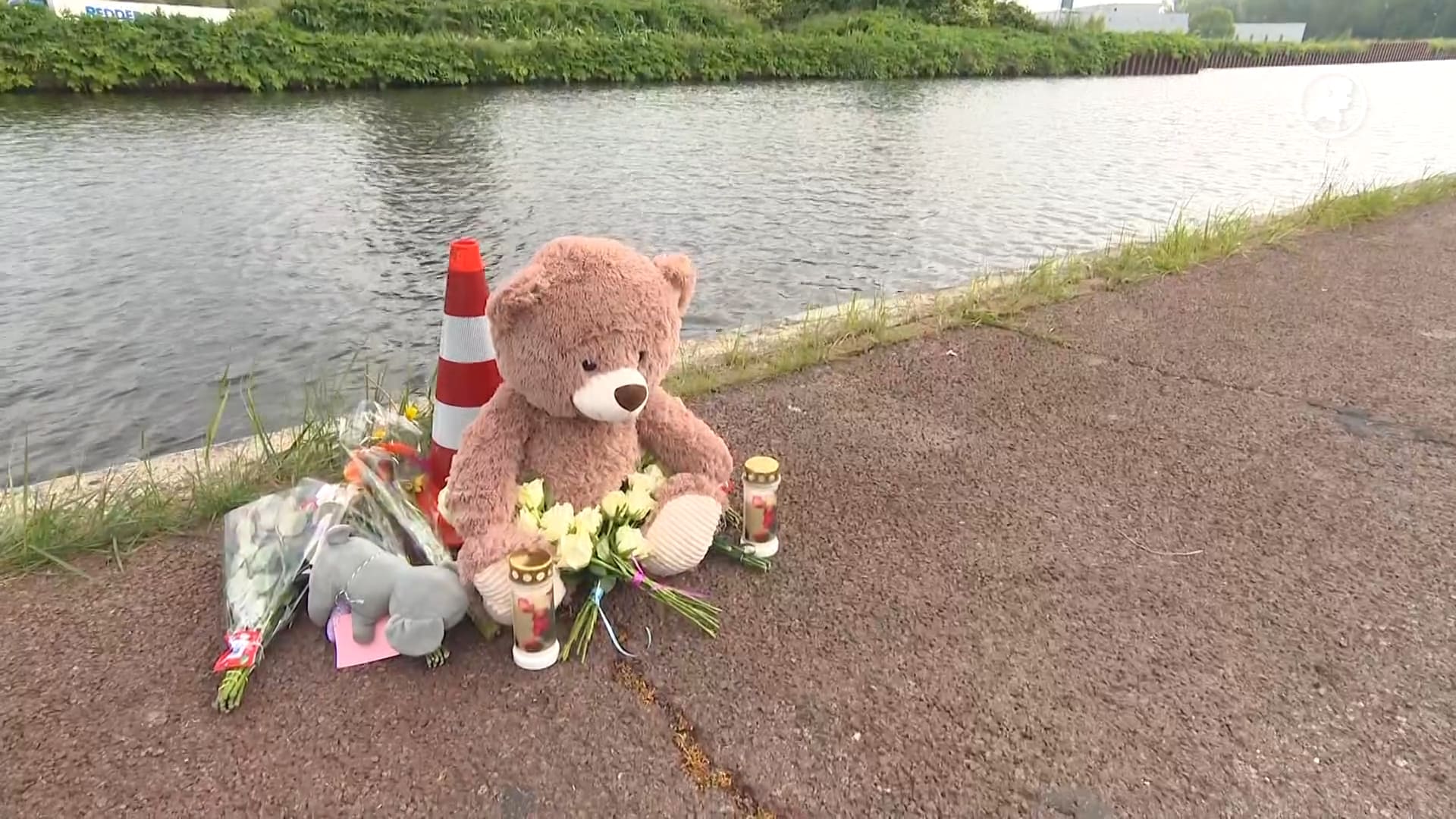 Bloemen, knuffels en kaarsen op vindplek lichamen Jeffrey en Emma