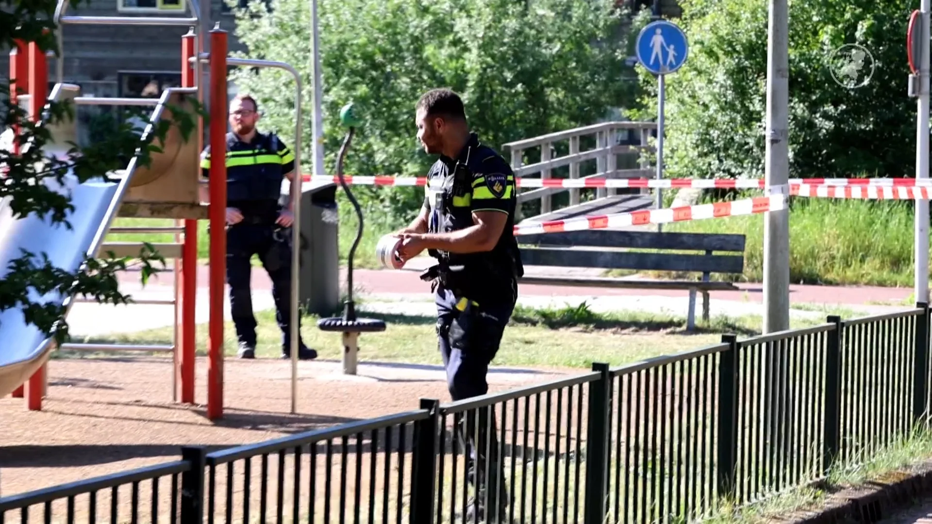Man neergeschoten terwijl kinderen naar school lopen, politie zoekt schutter