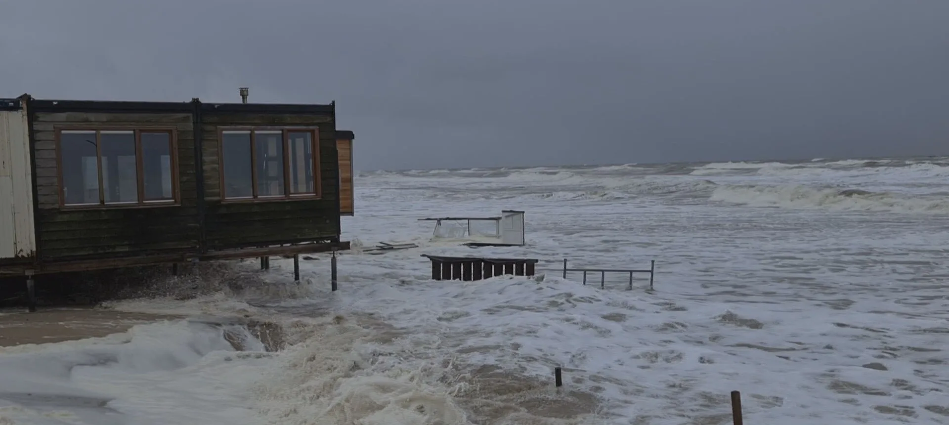 Paasstorm slaat strandhuisjes en strandpaviljoen in zee: 'Nog nooit zo veel schade meegemaakt'