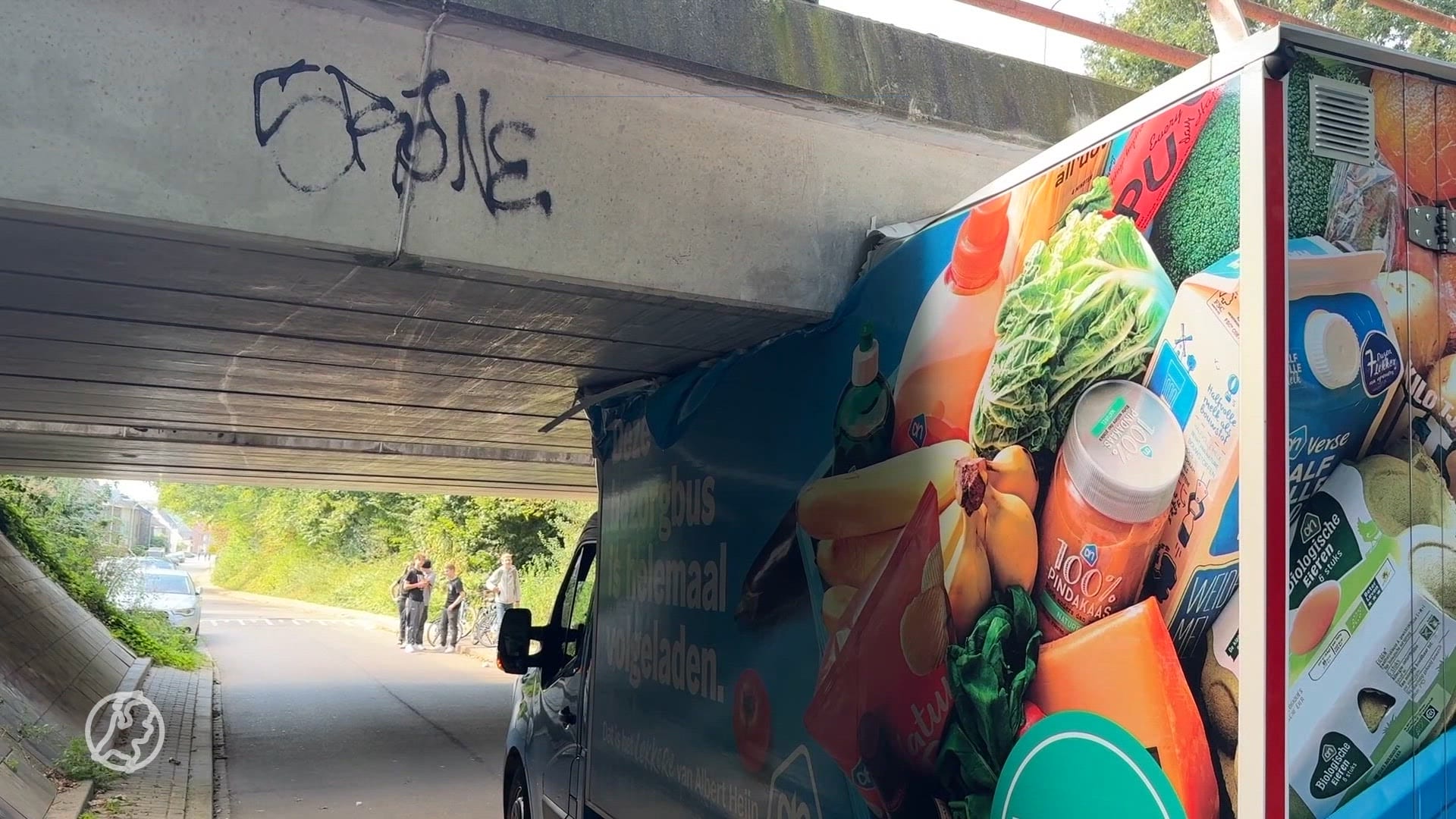 Bestelbus met boodschappen klem onder viaduct, boa's helpen met boodschappen