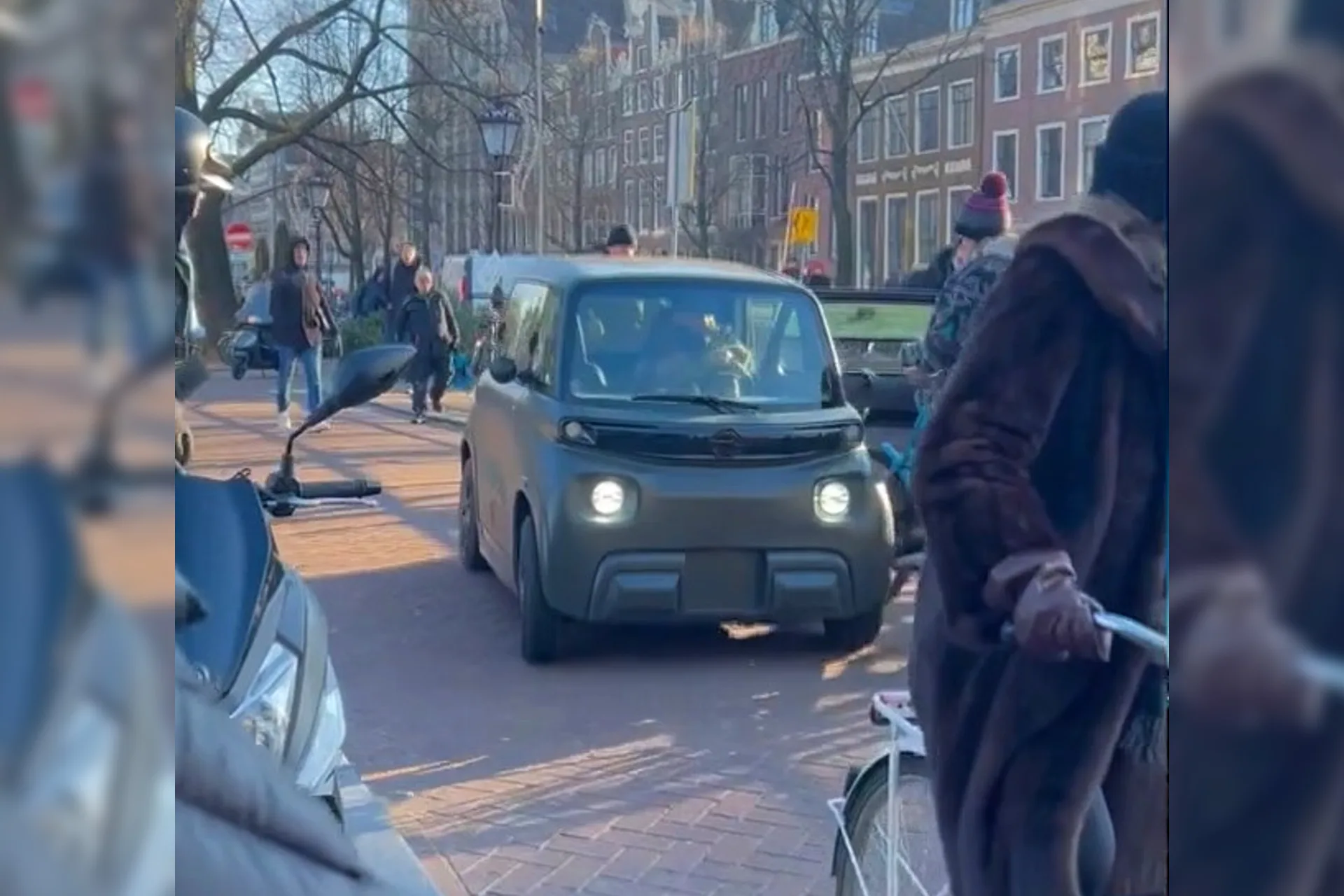Brommobiel rijdt voetganger en fietser aan in Amsterdam, man (40) aangehouden