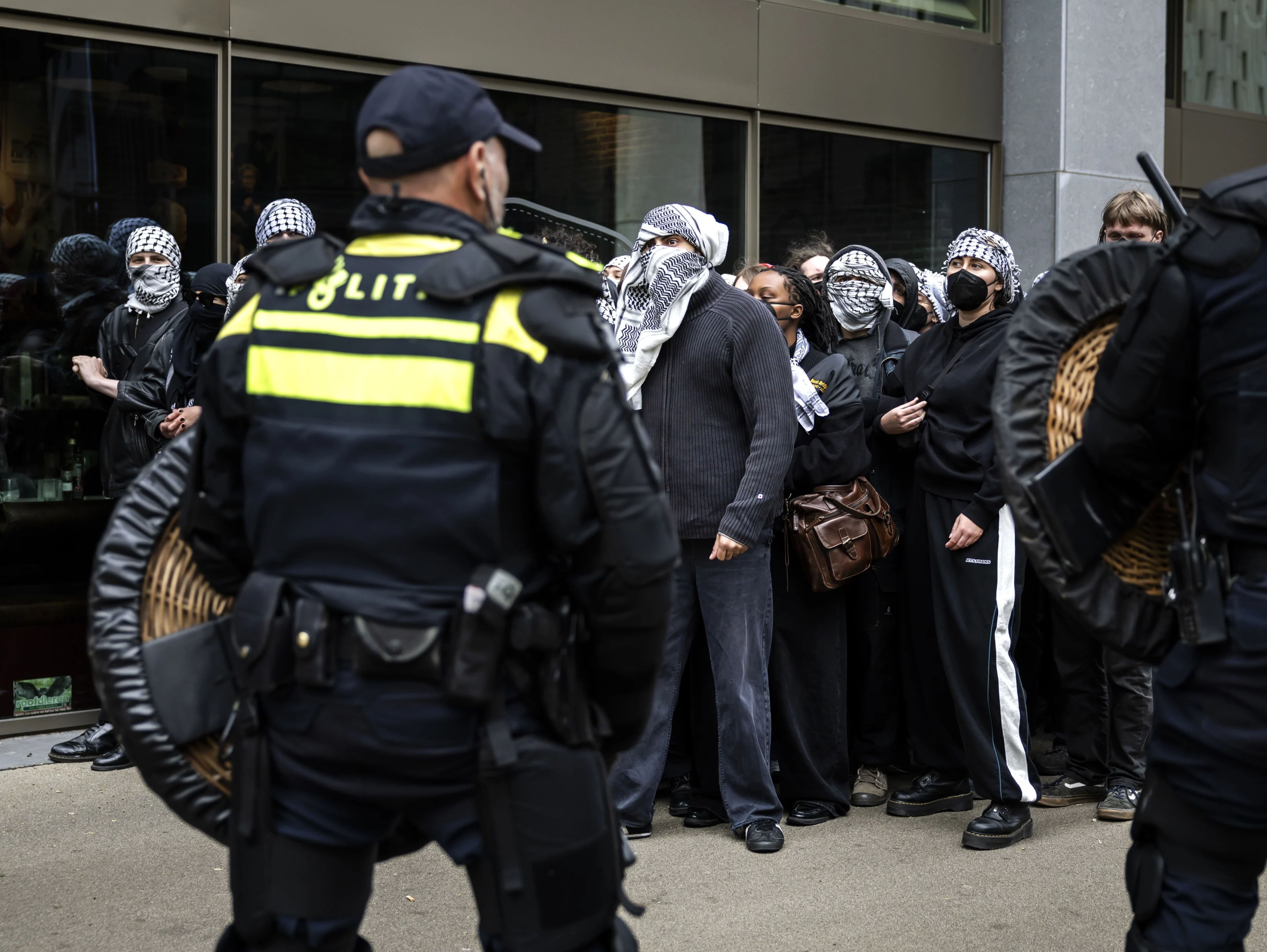 Sloten vernield, doxing, 75 arrestaties: dit gebeurde er bij universiteit in Den Haag