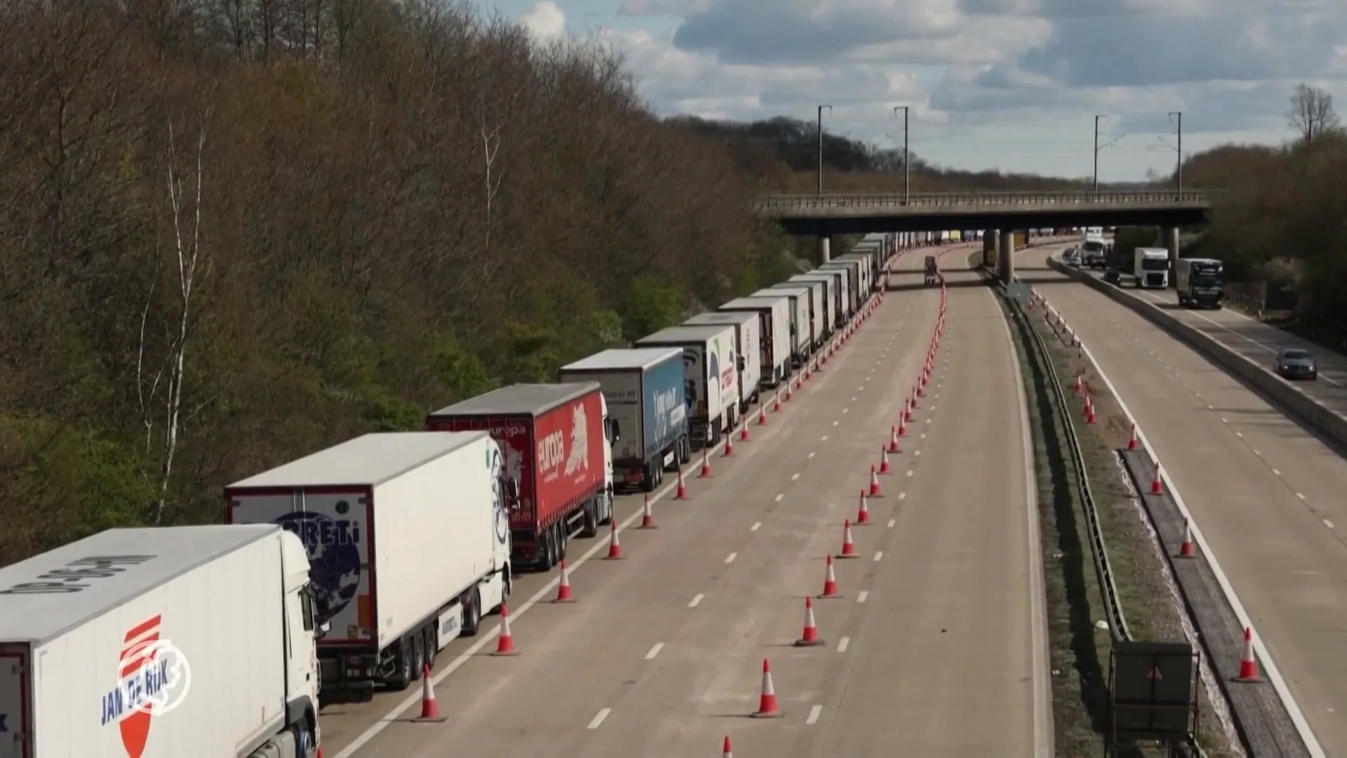 Voorlopig geen transport naar Engeland: 'Sturen chauffeurs niet naar file van 24 uur'