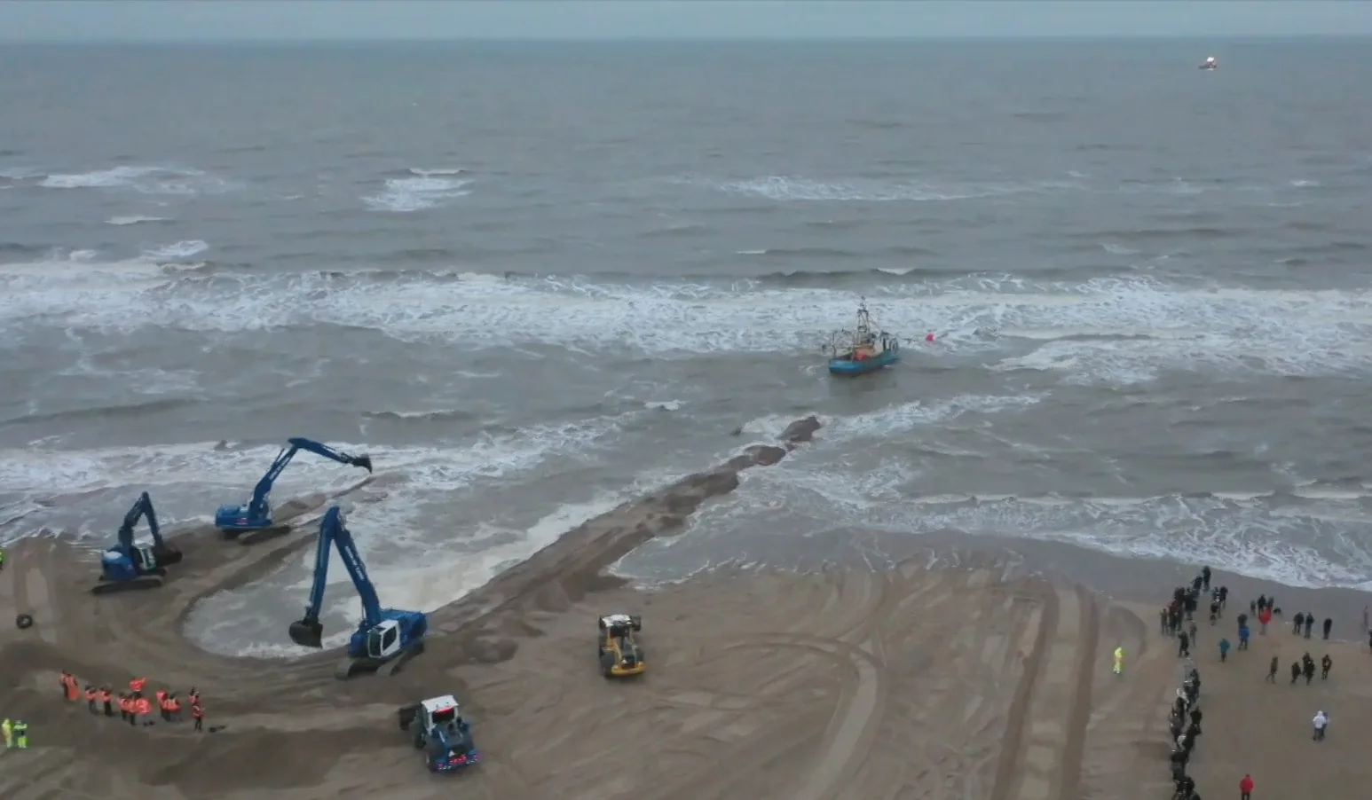 Na tal van pogingen is gestrande kotter los van strand Zandvoort