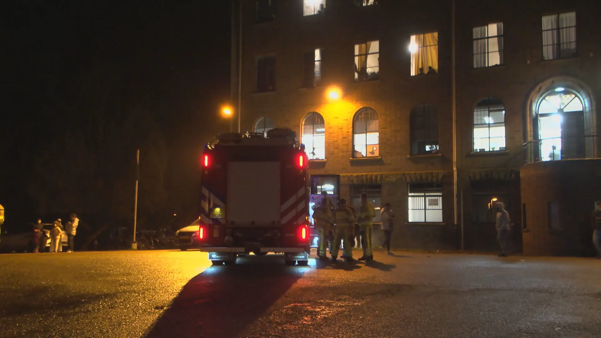 Bewoner AZC verwondt medewerkers met hete olie