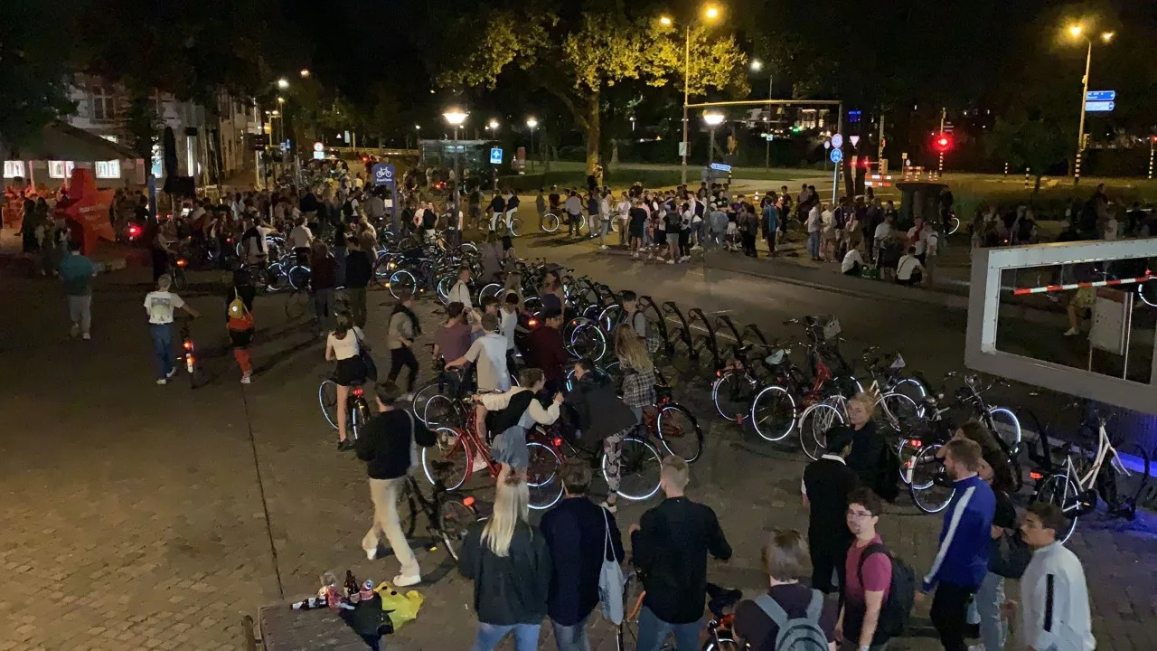 Weer overlast van studenten, politie stuurt er zo'n duizend weg van Sint Pietersberg