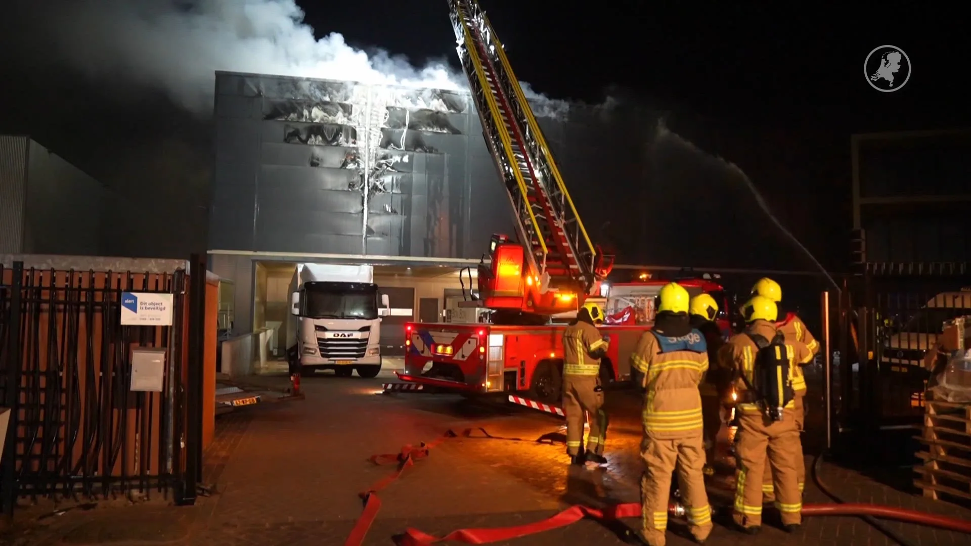 Grote brand Alblasserdam onder controle: A15 weer open