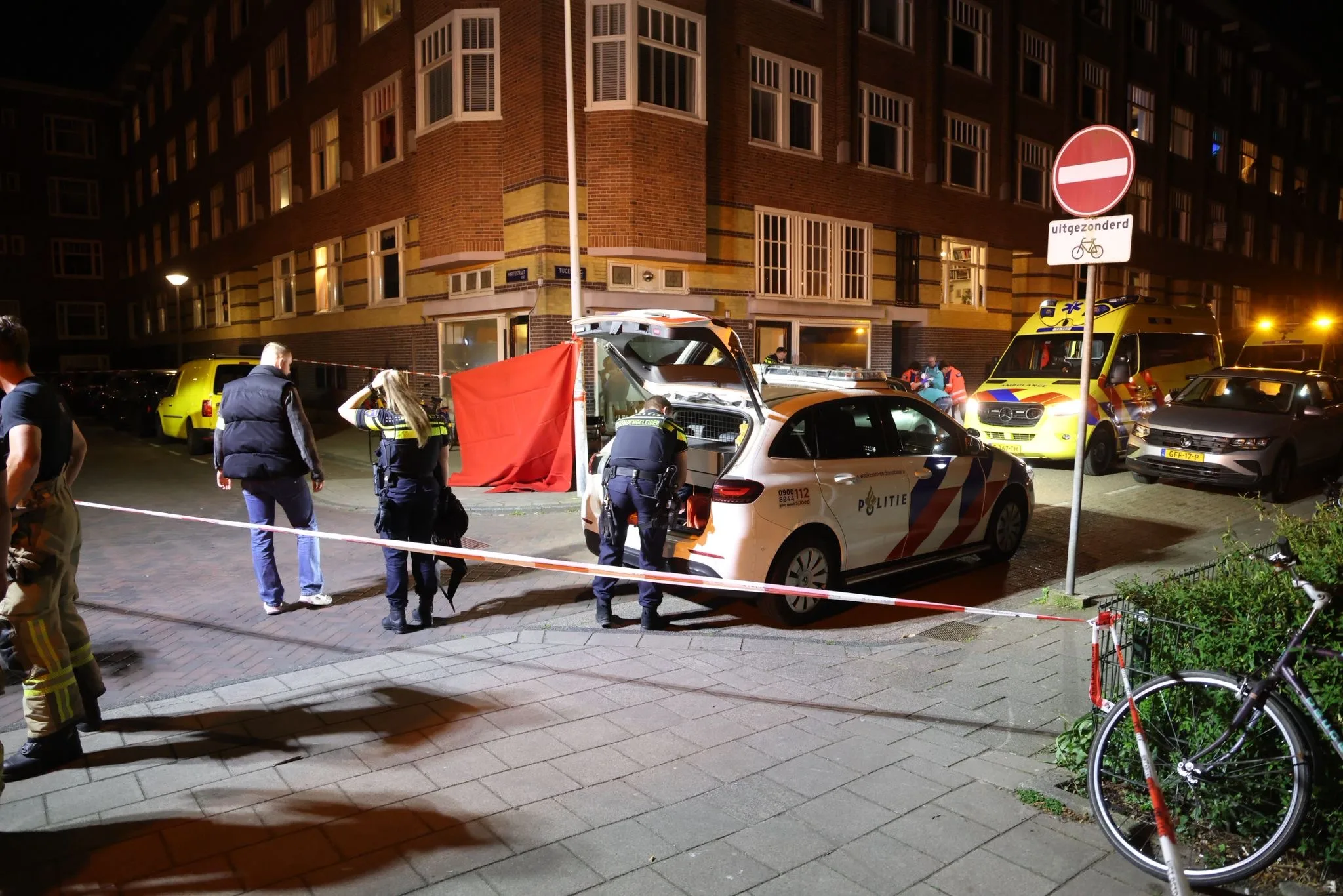 Persoon doodgestoken in Amsterdam-Oost: zeker één verdachte in beeld