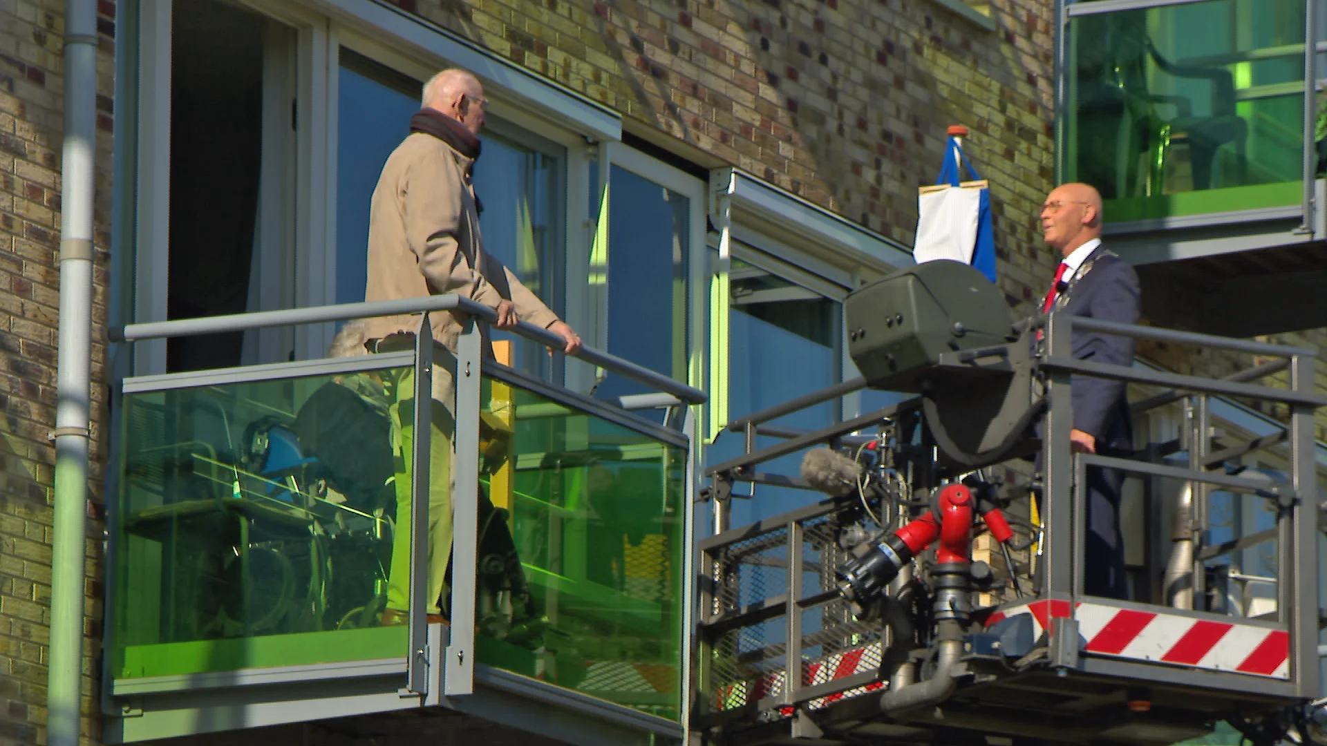 Burgemeester Kampen stapt in hoogwerker en zet oorlogsheld Warner (92) in het zonnetje