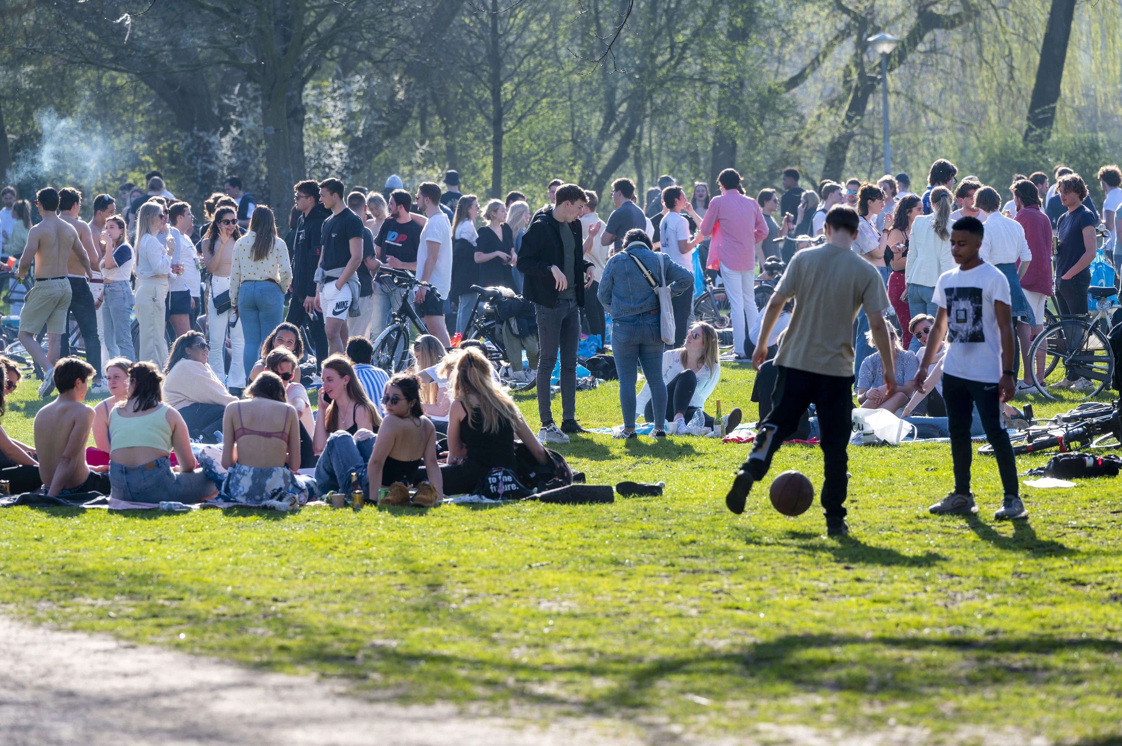 Zonaanbidders laten massaal puinzooi achter in parken op eerste mooie lentedag