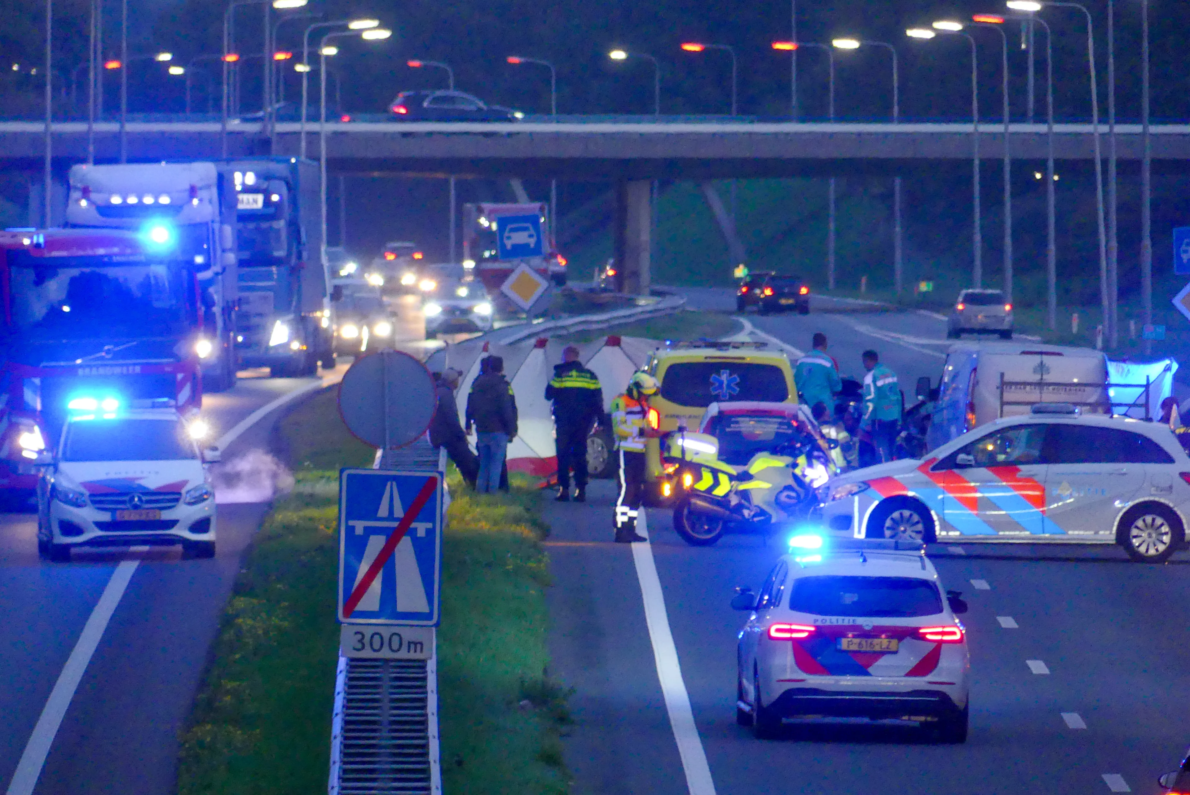 Dode bij groot ongeluk met drie auto's op A35, snelweg naar Duitsland afgesloten