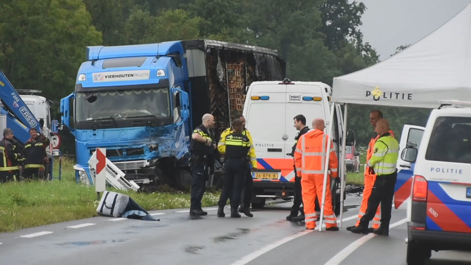 Vrachtwagen botst met auto's op N210: één dode en drie gewonden