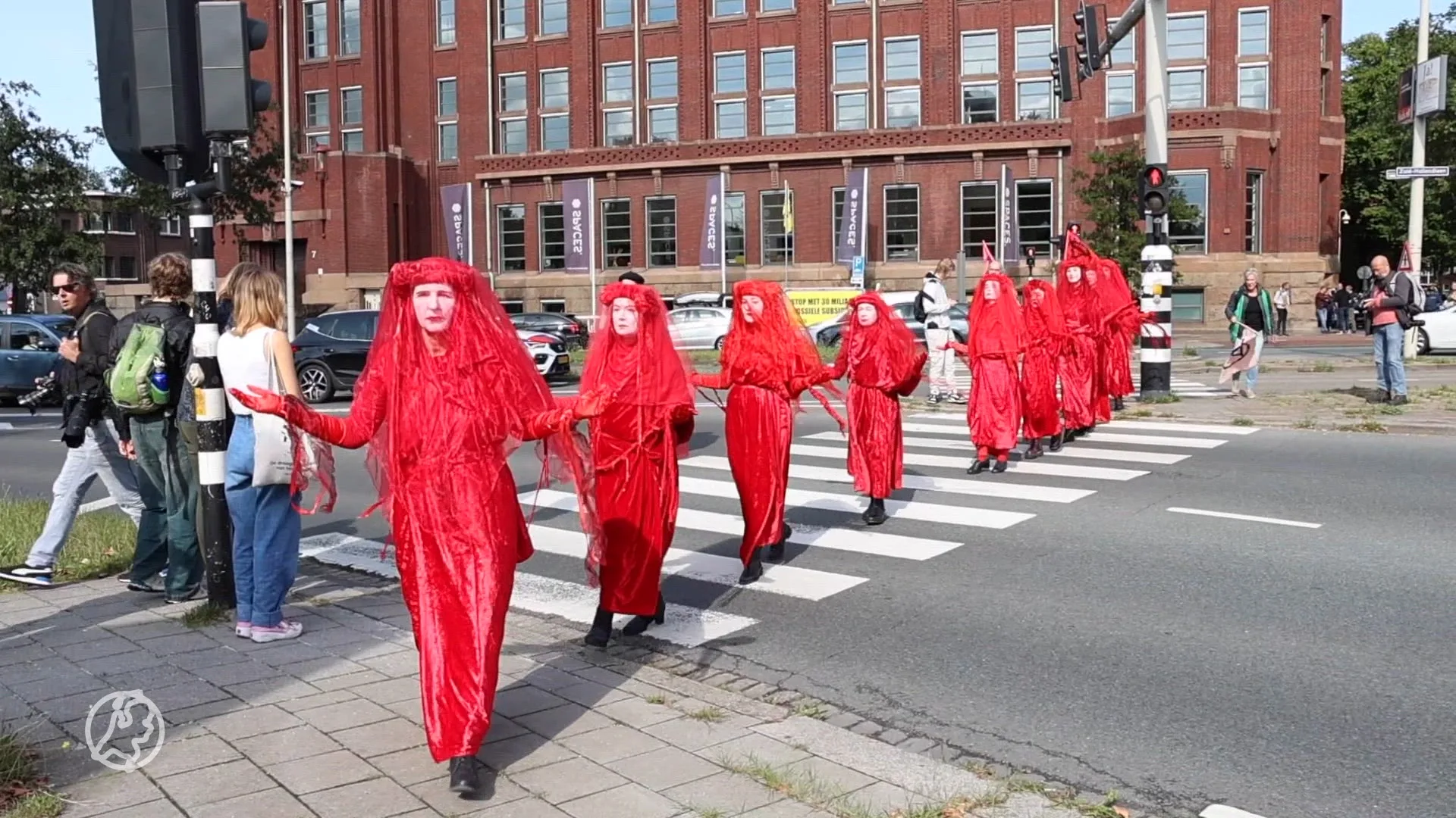 Klimaatprotest op snelweg A12, politie staakt en grijpt niet in