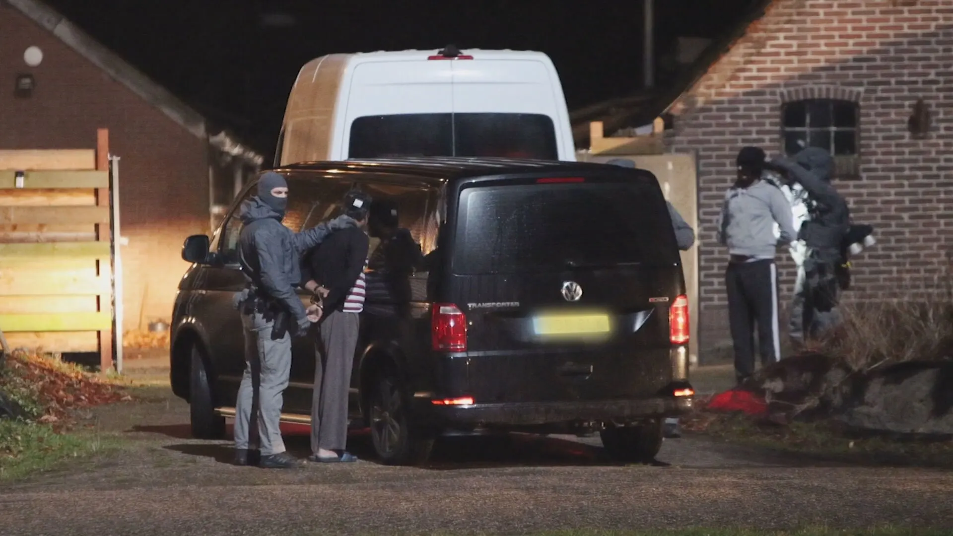 Arrestatieteam valt binnen bij drugslab Stieltjeskanaal, meerdere aanhoudingen